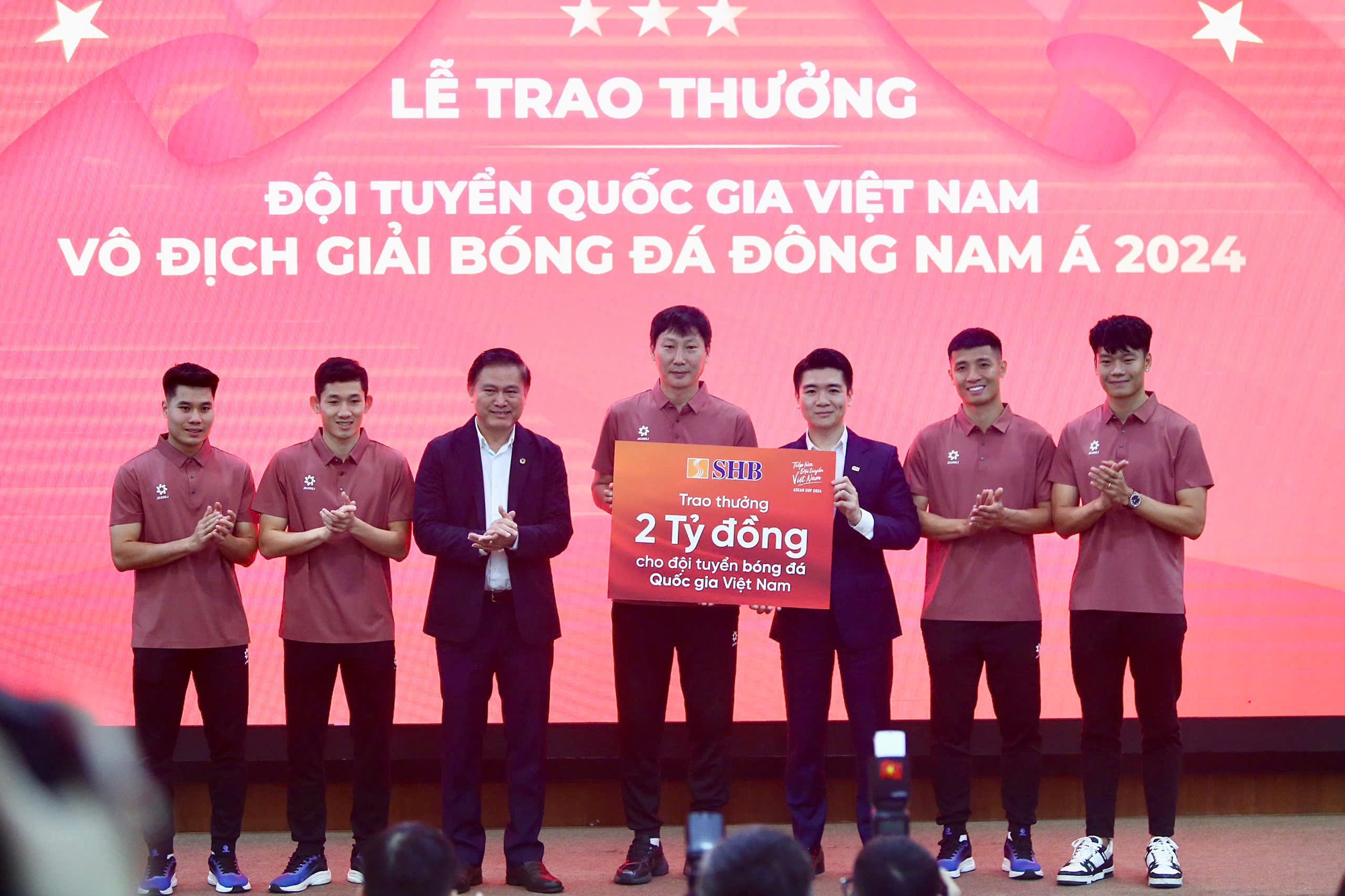 VFF gives a huge reward to the Vietnamese team, the total amount of money the champion receives is a lot! - Photo 5.