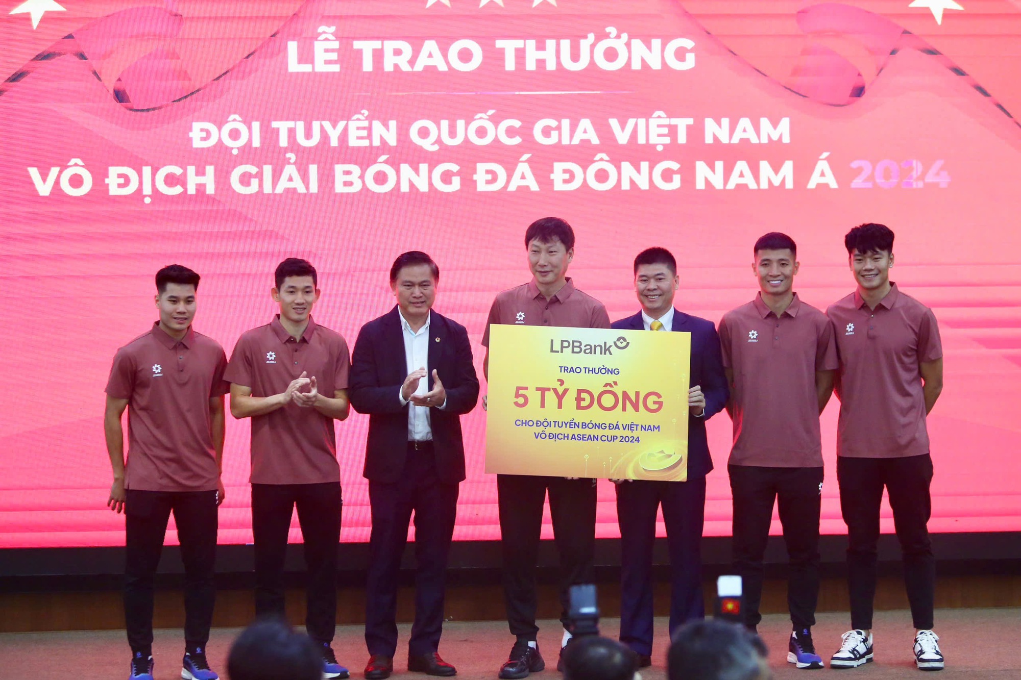 VFF gives a huge reward to the Vietnamese team, the total amount of money the champion receives is huge! - Photo 3.