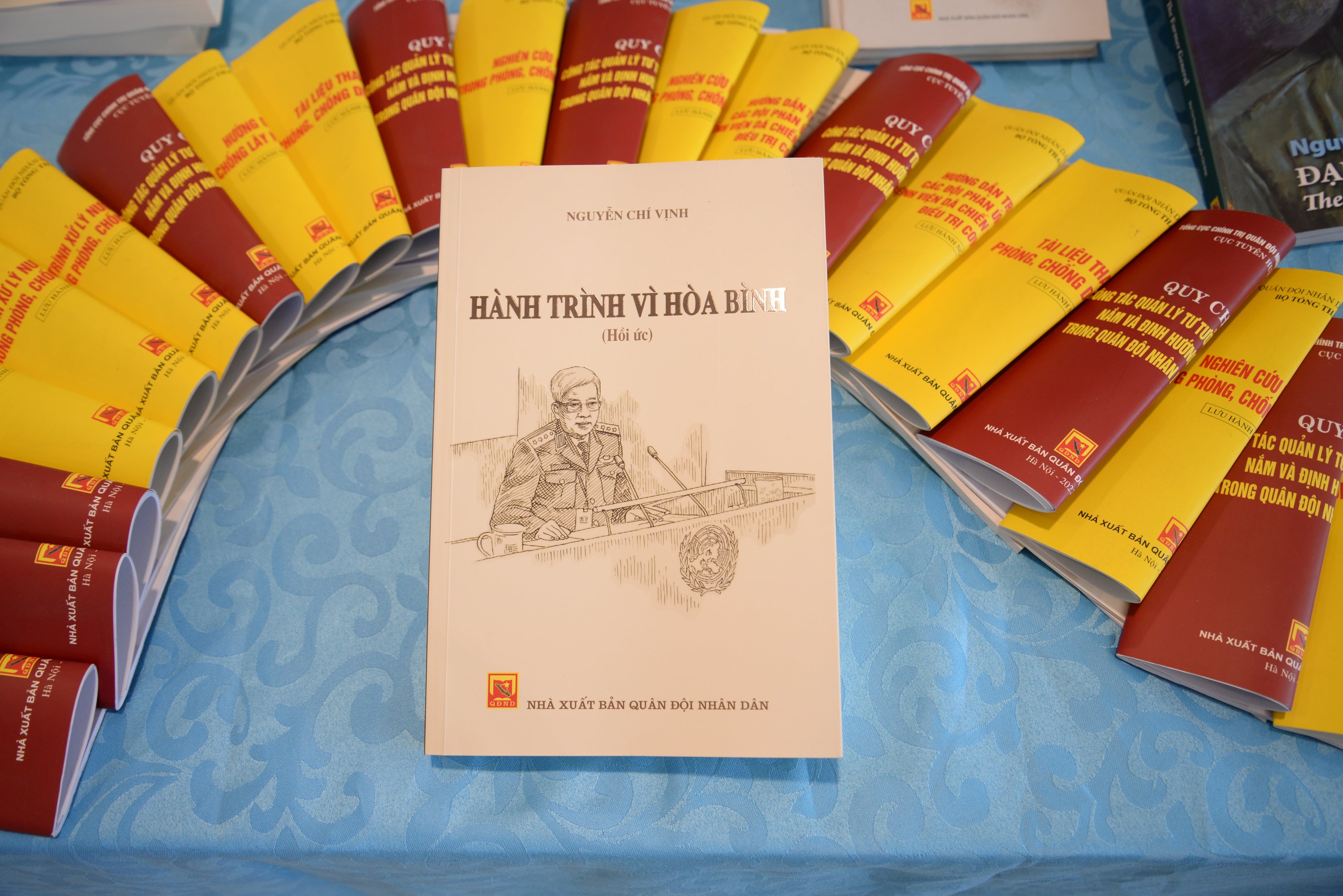 Ra mắt sách về lính 'gìn giữ hòa bình' của tướng Nguyễn Chí Vịnh- Ảnh 1.