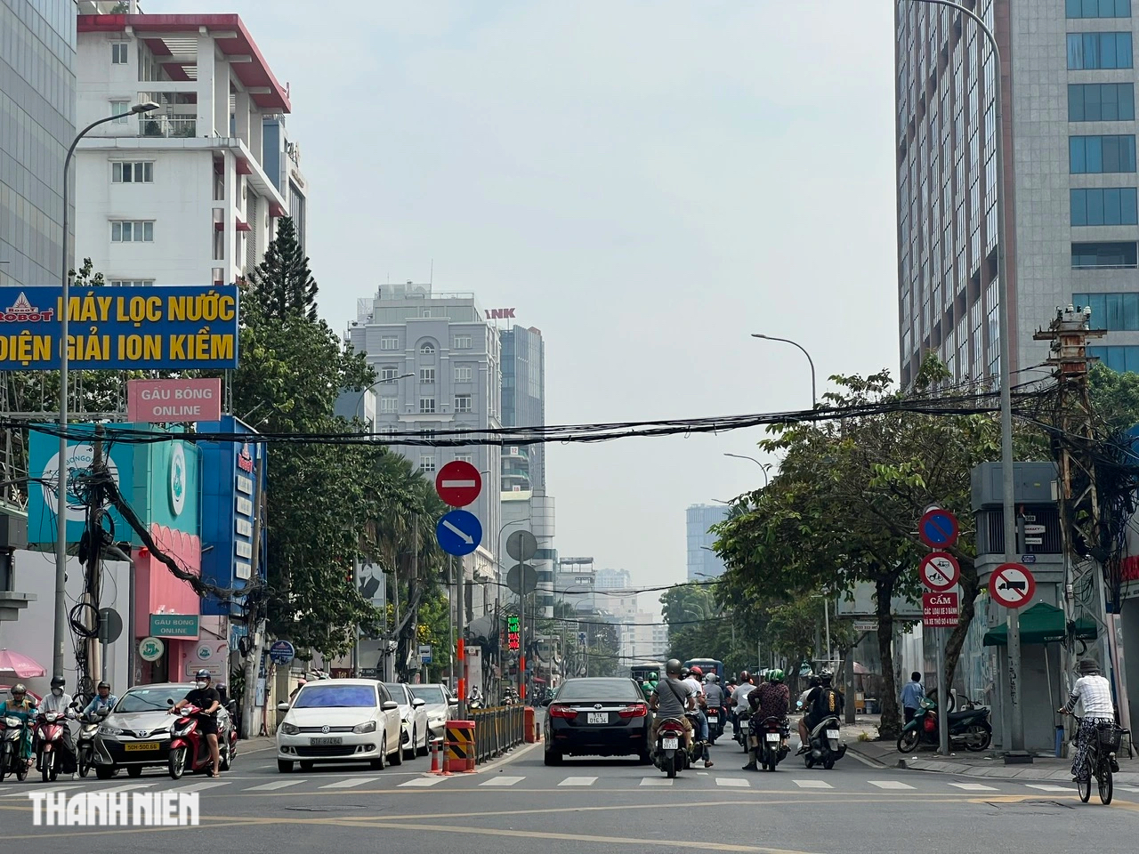 Vì sao nhiều người ở TP.HCM cay mắt khi đi trong lớp mù dày đặc sáng nay?- Ảnh 1.