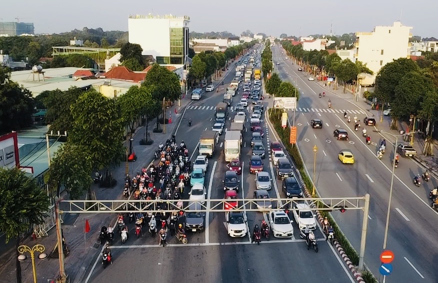 Bình Dương: Tài xế khổ sở qua ngã tư vì tín hiệu giao thông bất hợp lý- Ảnh 3.