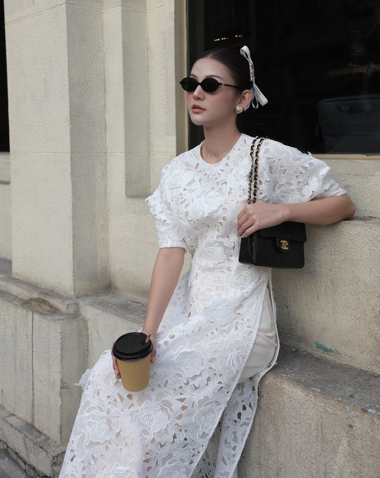 Lace Ao Dai, den romantiska och stolta skönheten som  Áo dài ren, nét lãng mạn kiêu kỳ 'gây sốt' mùa tết 2025- Ảnh 3.