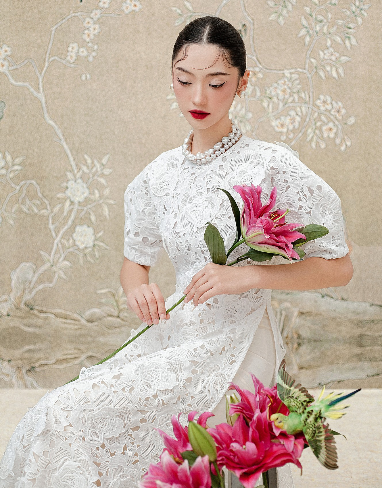 Lace Ao Dai, den romantiska och stolta skönheten som  Áo dài ren, nét lãng mạn kiêu kỳ 'gây sốt' mùa tết 2025- Ảnh 1.