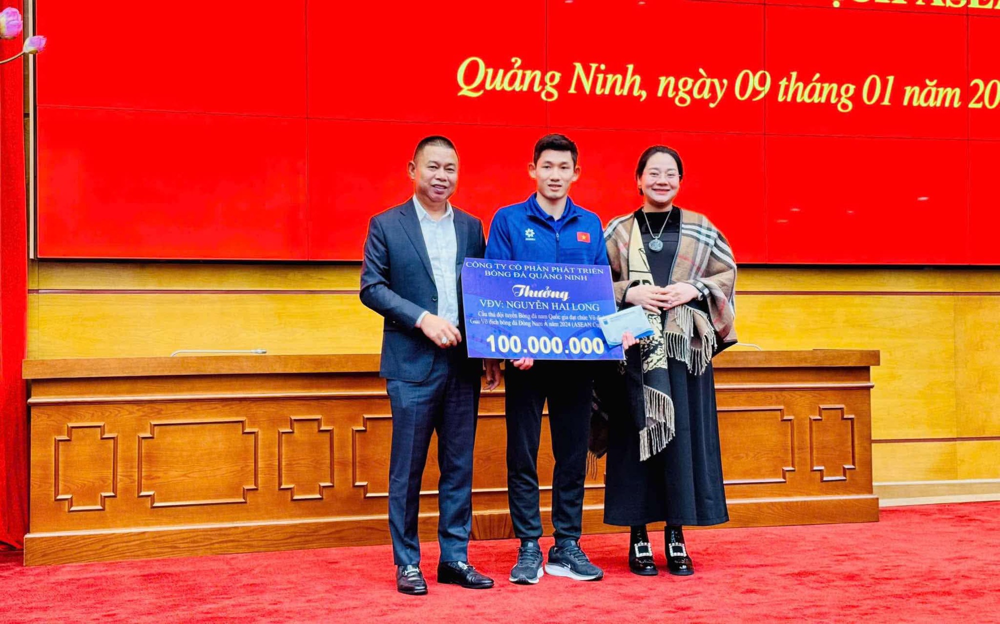 AFF Cup champion Hai Long receives a big reward when returning to his hometown of Quang Ninh - Photo 2.