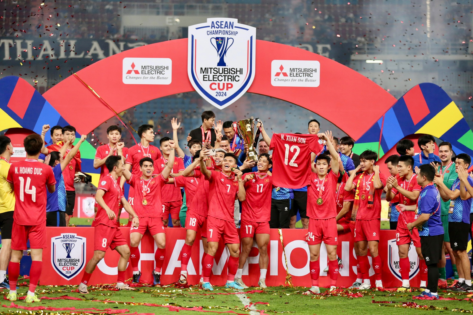 AFF Cup champion Hai Long receives a big reward when returning to his hometown of Quang Ninh - Photo 4.