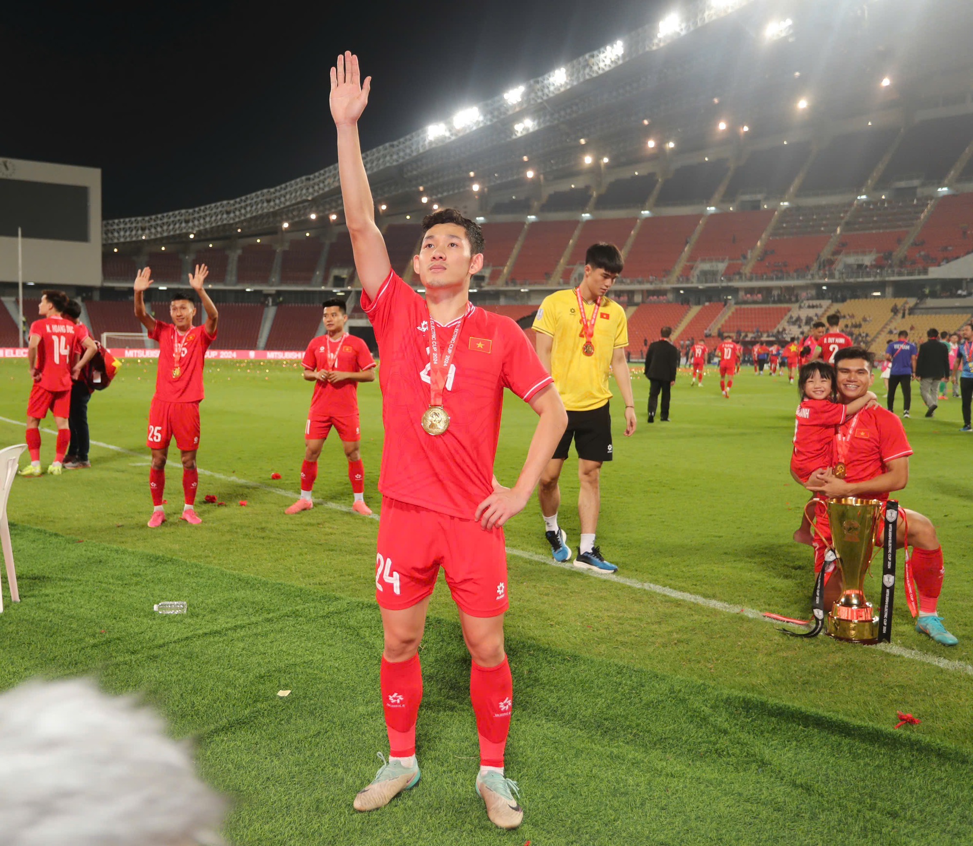 AFF Cup champion Hai Long received a big reward when returning to his hometown of Quang Ninh - Photo 3.