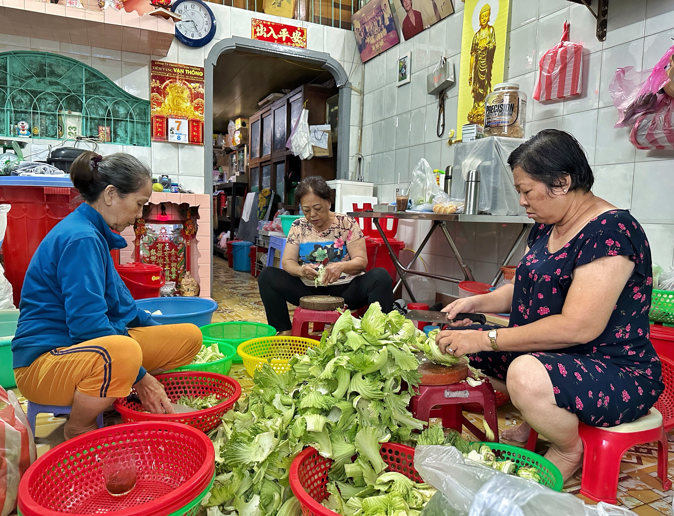 Hơn 30 năm làm 'coóng xại' bán tết ở Chợ Lớn: Huy động cả đại gia đình- Ảnh 2.