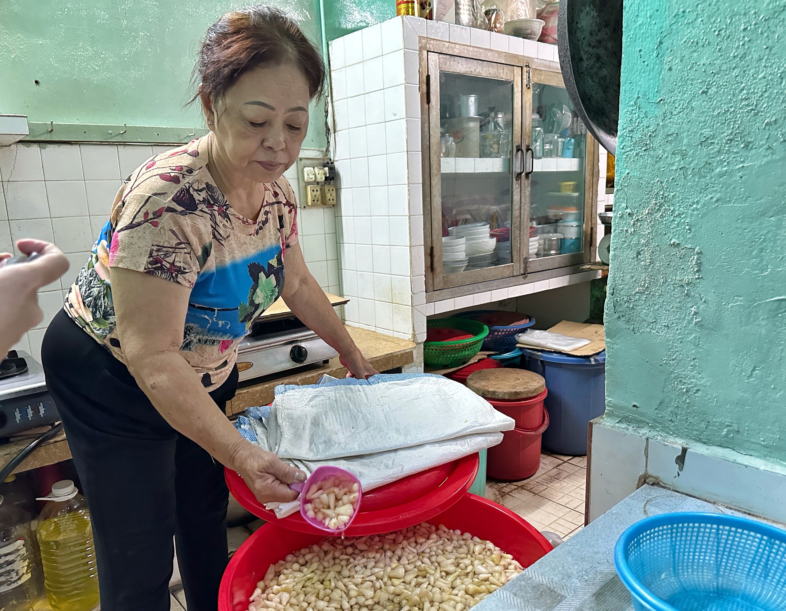 Hơn 30 năm làm 'coóng xại' bán tết ở Chợ Lớn: Huy động cả đại gia đình- Ảnh 6.