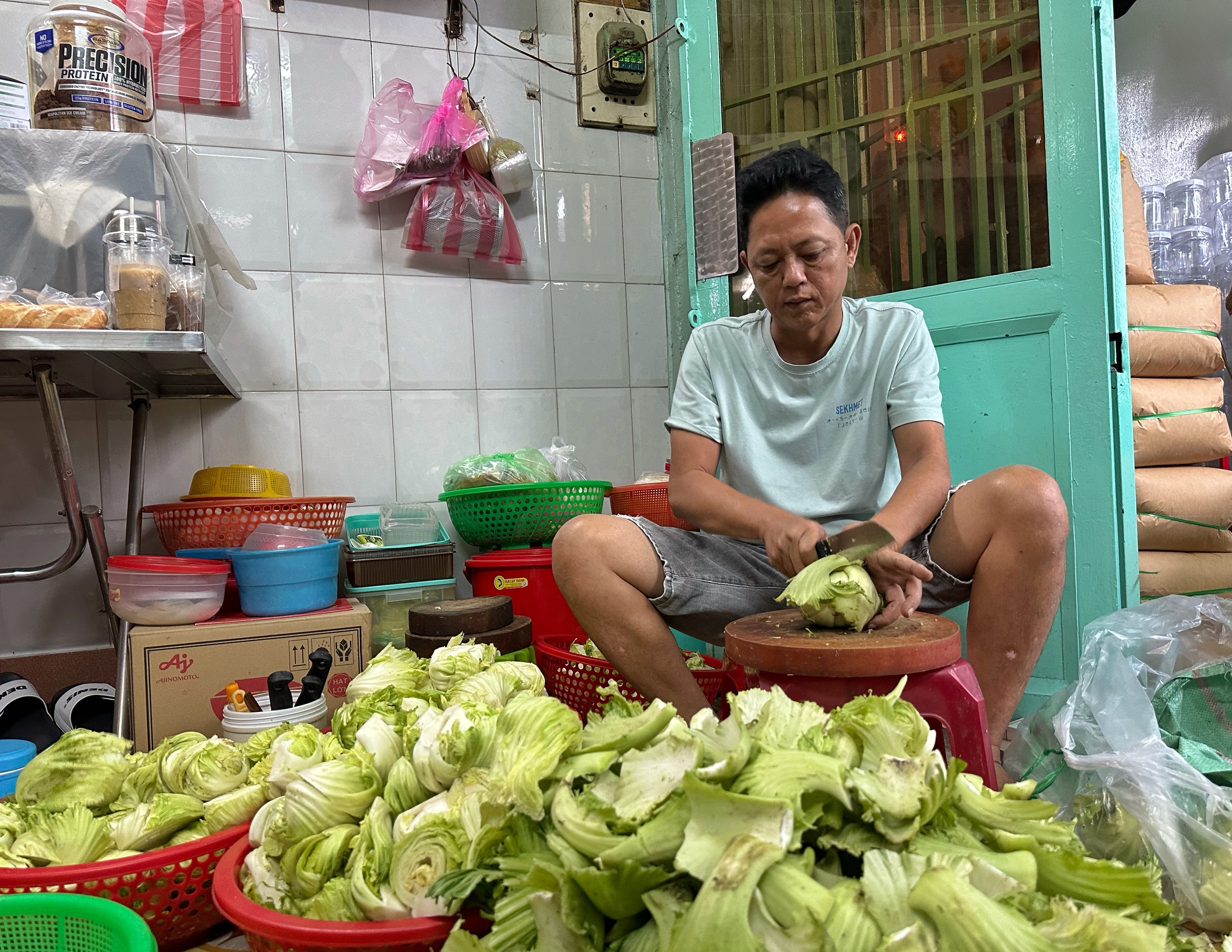 Hơn 30 năm làm 'coóng xại' bán tết ở Chợ Lớn: Huy động cả đại gia đình- Ảnh 3.