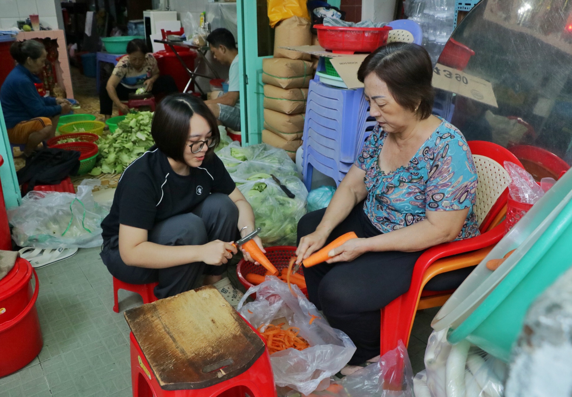 Hơn 30 năm làm 'coóng xại' bán tết ở Chợ Lớn: Huy động cả đại gia đình- Ảnh 4.