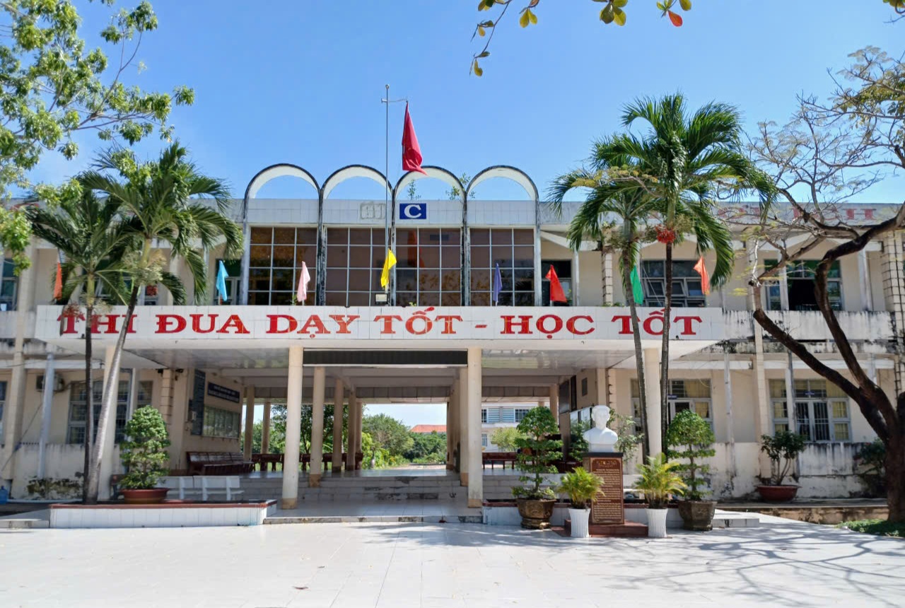 Ca Mau: Viele Personen an der Phan Ngoc Hien High School wurden zur ...