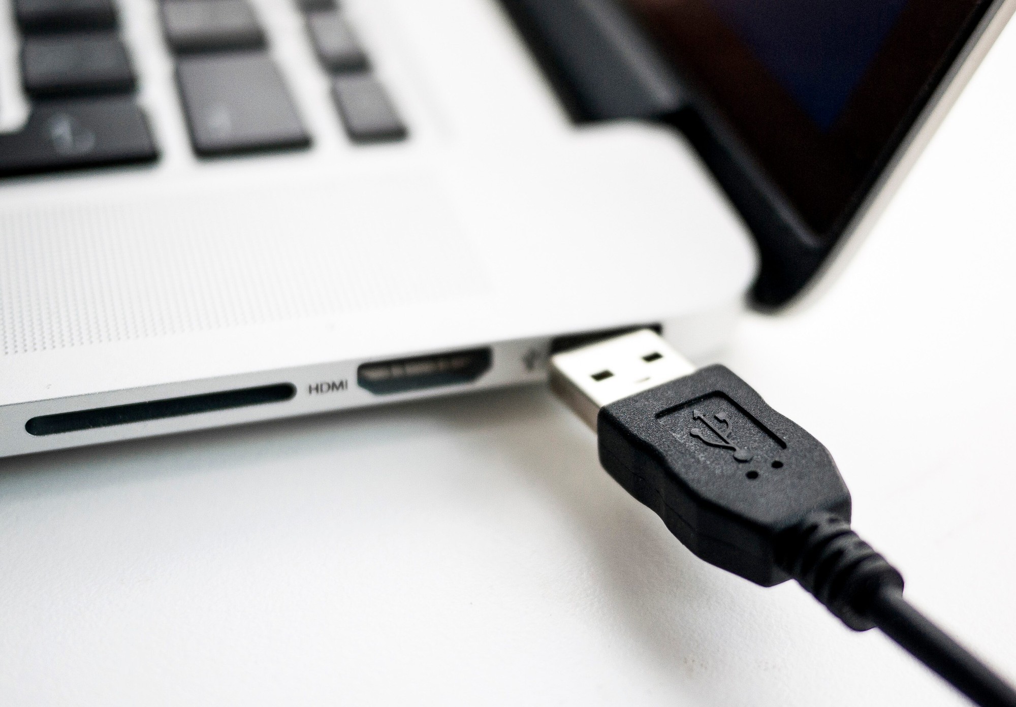 Những thứ tuyệt đối không cắm vào cổng USB trên laptop - Ảnh 1.
