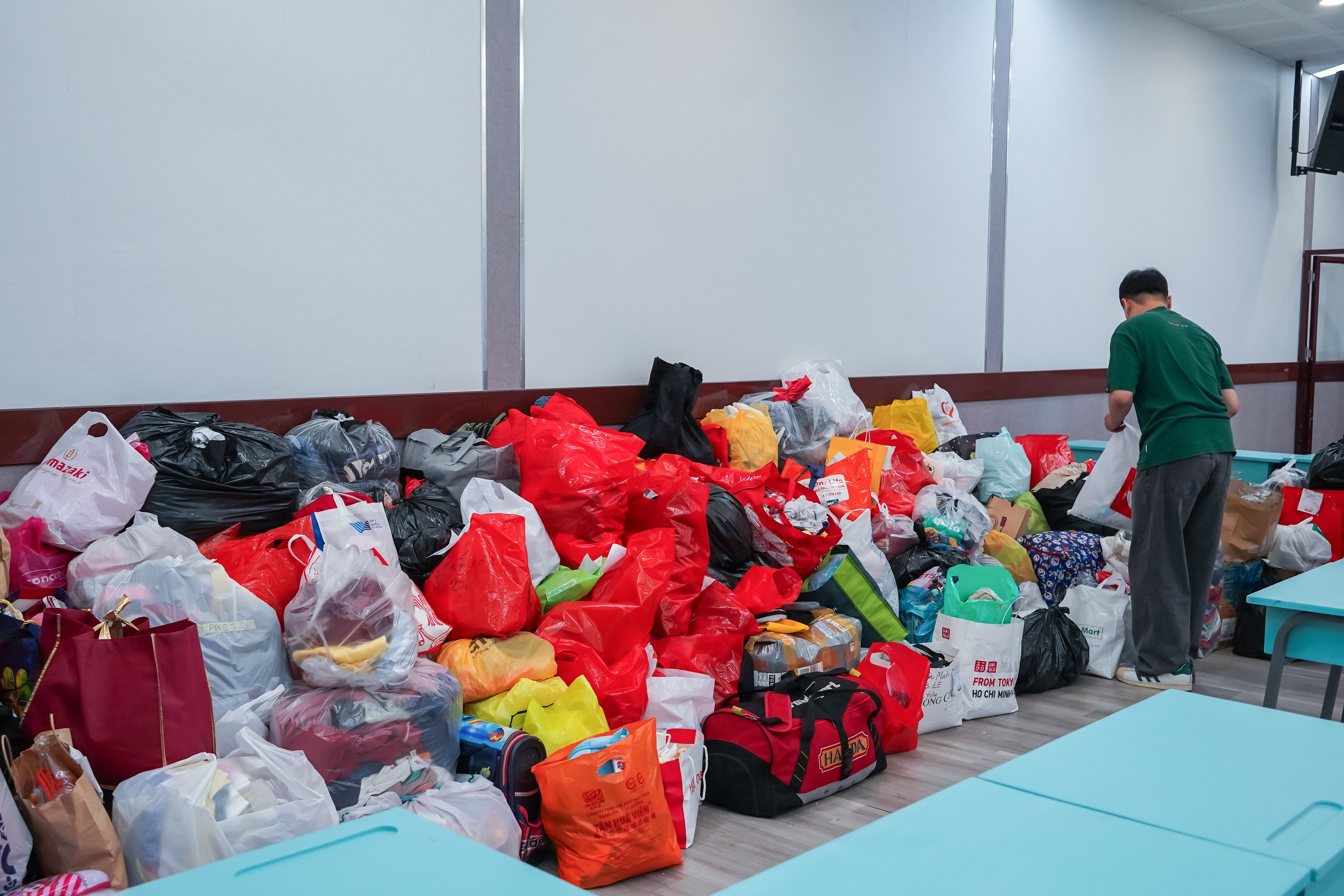 Hàng trăm bộ đồng phục học sinh cũ được thu gom, kéo dài vòng đời - Ảnh 5.