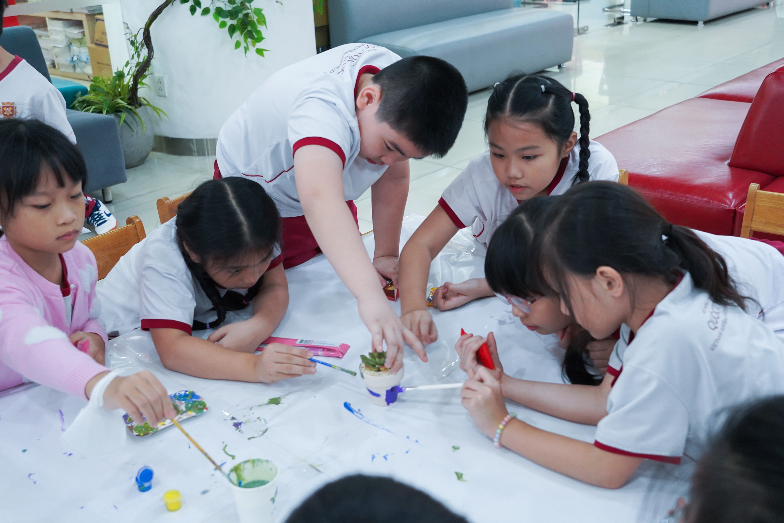 Hàng trăm bộ đồng phục học sinh cũ được thu gom, kéo dài vòng đời - Ảnh 9.