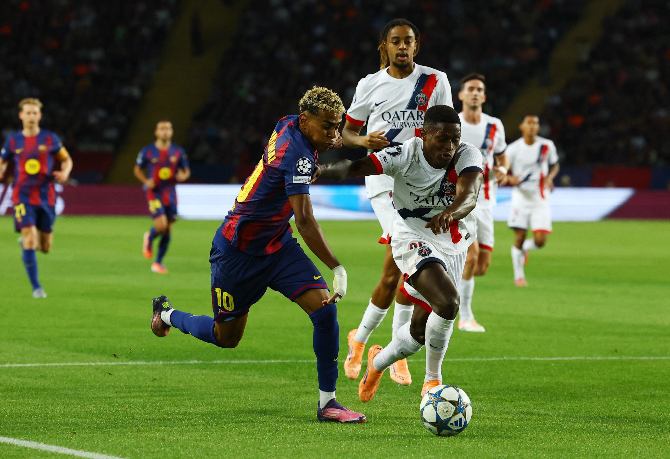 Barca បានចាញ់ PSG យ៉ាងឈឺចាប់នៅនាទីទី 90: Yamal 'រត់ចេញពីវេទមន្ត' De Jong មានសំណាងគេចផុតពីកាតក្រហម - រូបថត 1. Barca thua ngược đau đớn PSG đúng phút 90: Yamal ‘hết phép’, De Jong may mắn thoát thẻ đỏ- Ảnh 1.