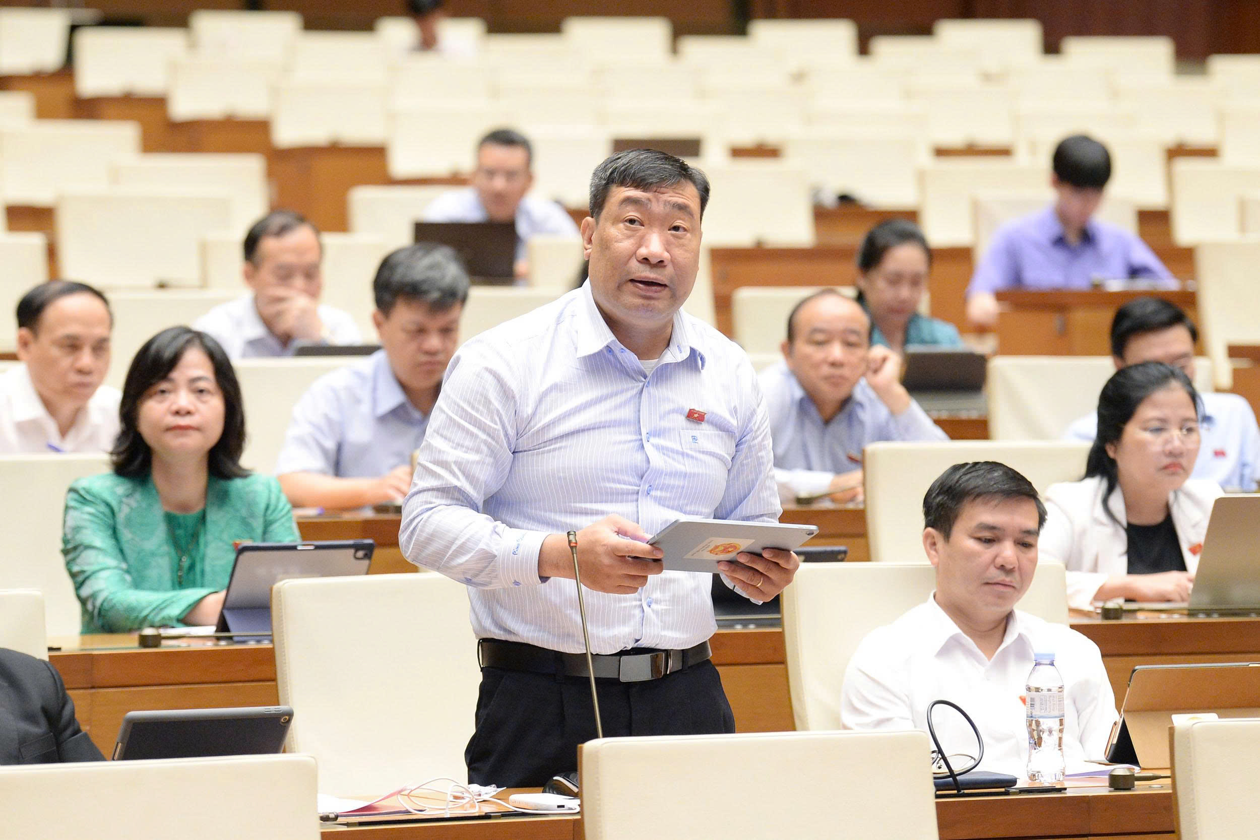 Lo 'lạm dụng' khi viên chức được ký thêm hợp đồng, điều hành doanh nghiệp bên ngoài- Ảnh 1. Lo 'lạm dụng' khi viên chức được ký thêm hợp đồng, điều hành doanh nghiệp bên ngoài- Ảnh 1.