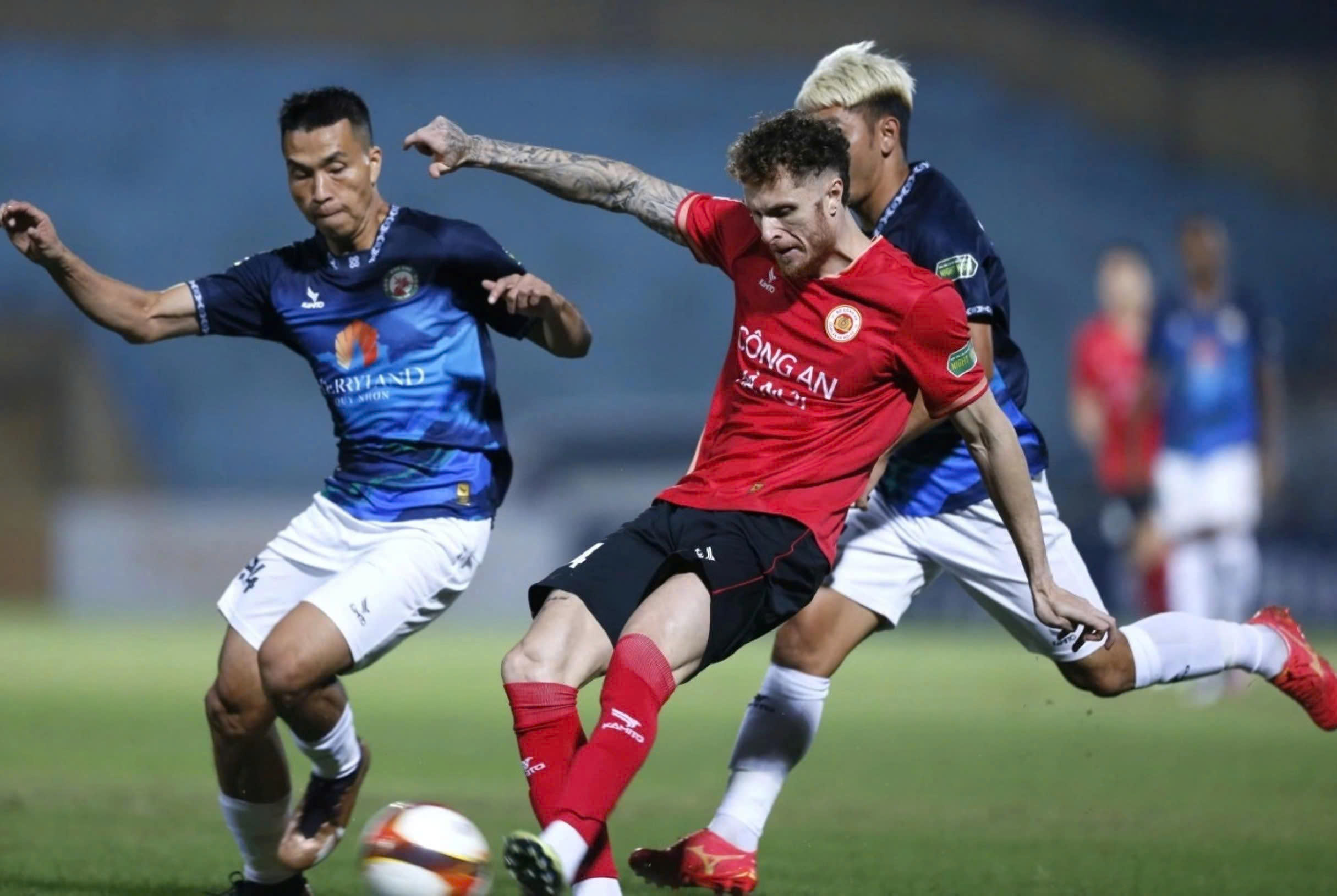 លោក គីមសាងស៊ីក រង់ចាំគ្រឿងផ្សំពិសេស - រូបថត ១. Ông Kim Sang-sik chờ nguyên liệu hảo hạng- Ảnh 1.