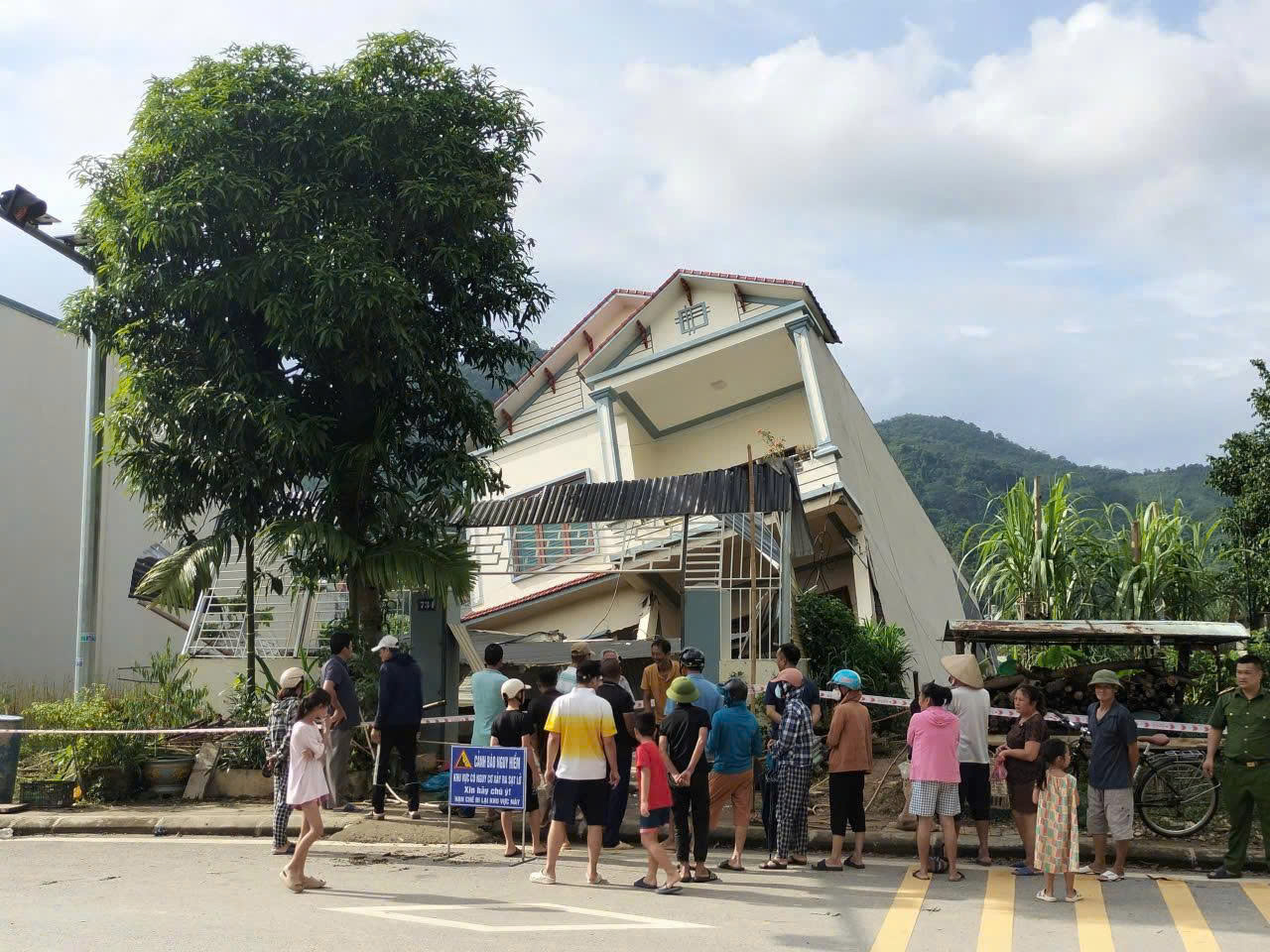 Tuyên Quang: Cháu bé trượt chân xuống cống bị lũ cuốn trôi- Ảnh 2.