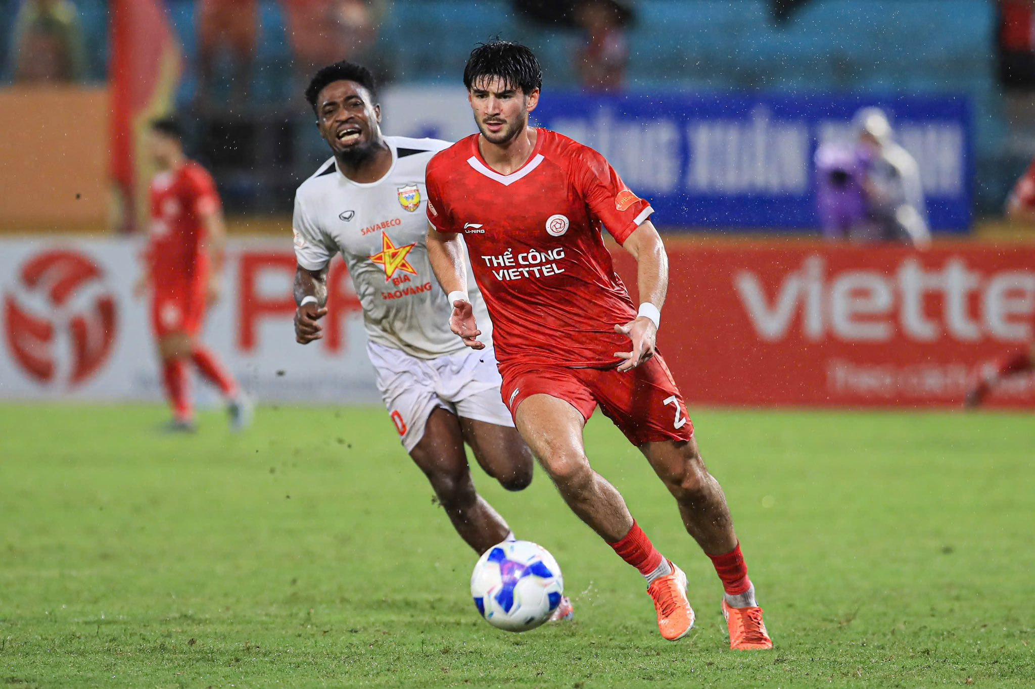 ជុំទី 6 នៃ V-League: ការវាយប្រហារខ្លាំង គូប្រជែងដ៏រឹងមាំ កន្លែងកំពូលនឹងក្លាយជាកម្មសិទ្ធិរបស់...- រូបថត 2 ។ Nảy lửa vòng 6 V-League: Công cường đấu thủ chắc, ngôi đầu sẽ thuộc về...- Ảnh 2.