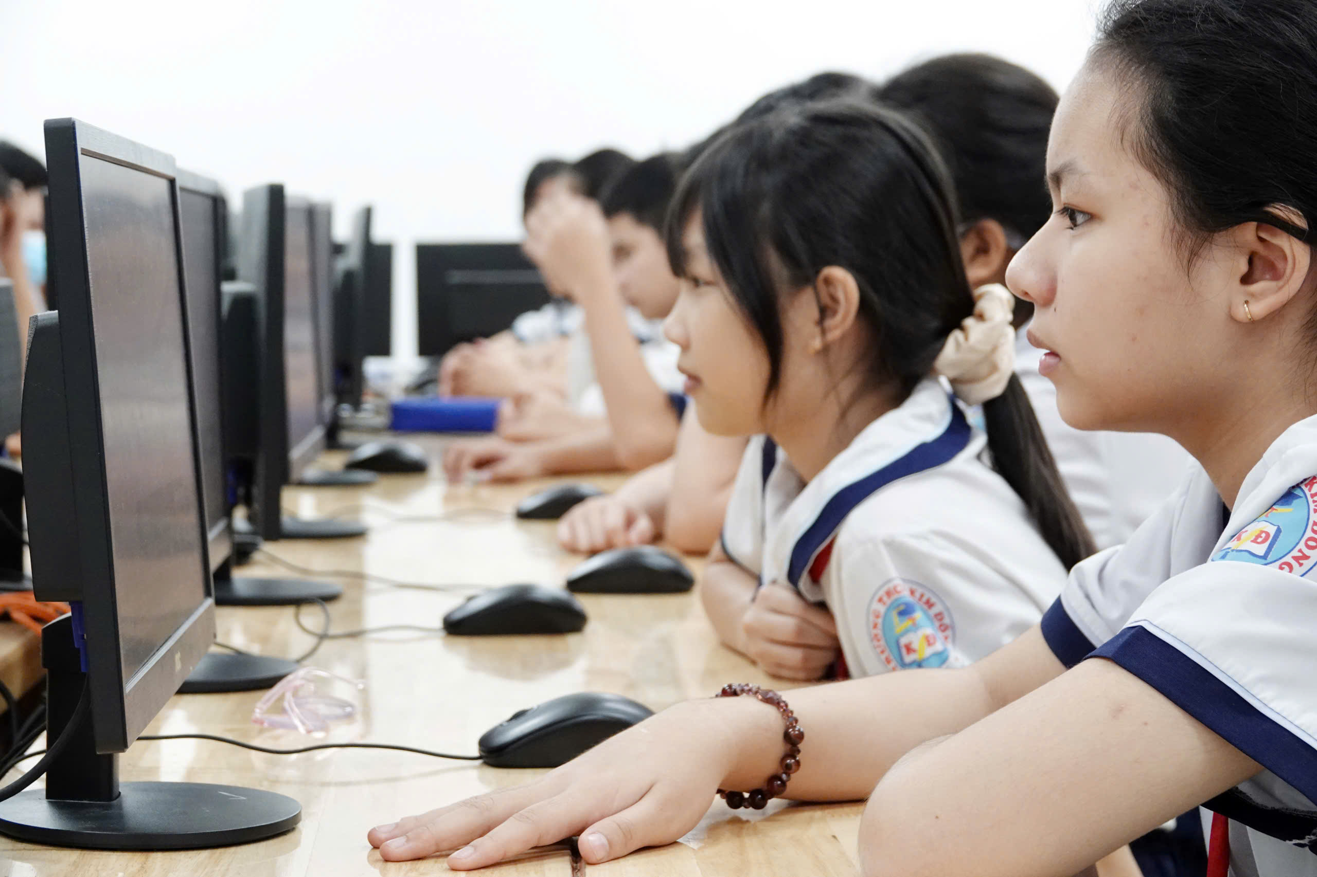 Generation Alpha Education៖ វិធីសាស្ត្របង្រៀនដ៏មានប្រសិទ្ធភាពសម្រាប់ជំនាន់ឌីជីថល - រូបថត ១. Giáo dục thế hệ Alpha: Phương pháp dạy học hiệu quả cho thế hệ công nghệ số - Ảnh 1.