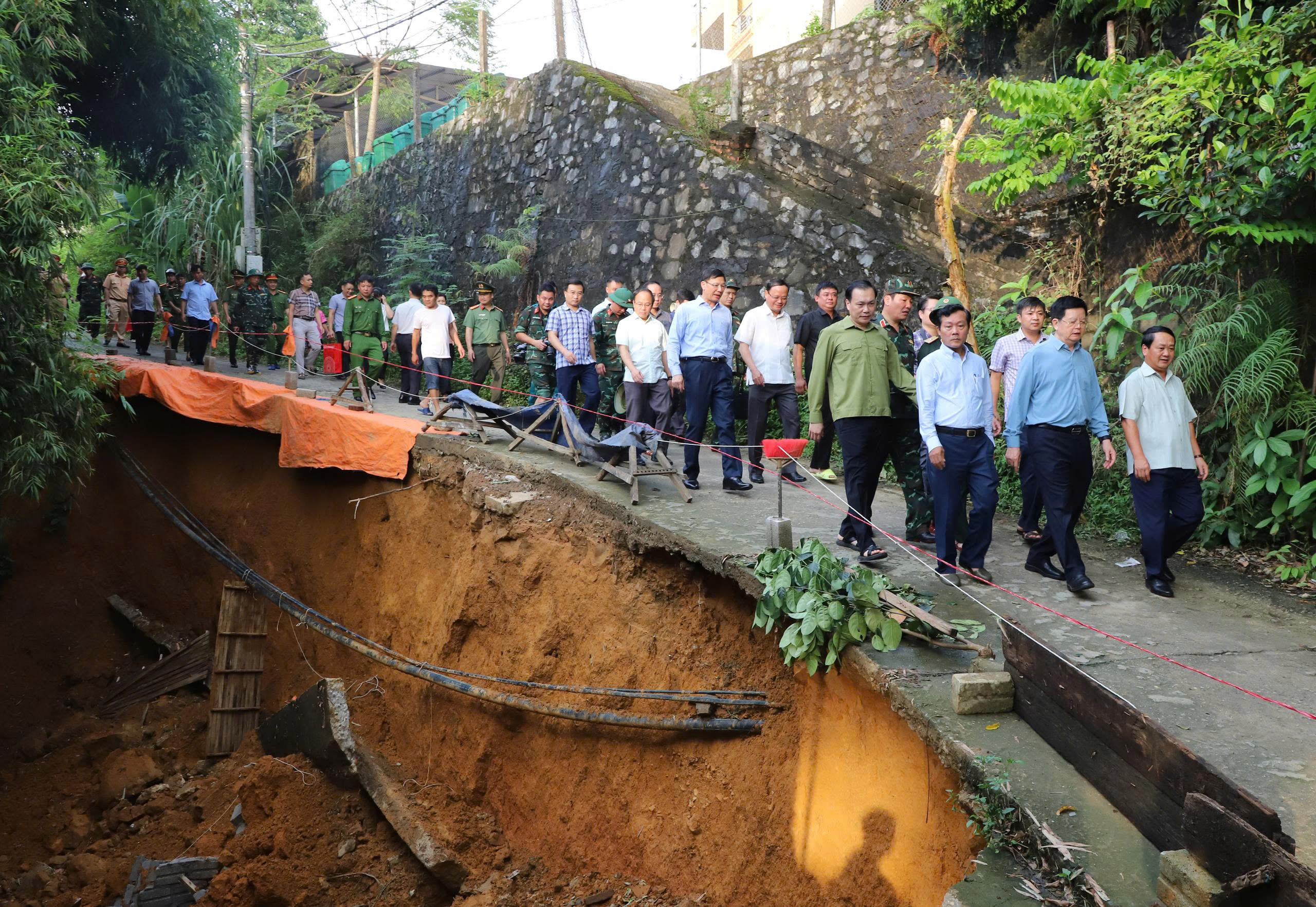 Tuyên Quang: Cháu bé trượt chân xuống cống bị lũ cuốn trôi- Ảnh 3.