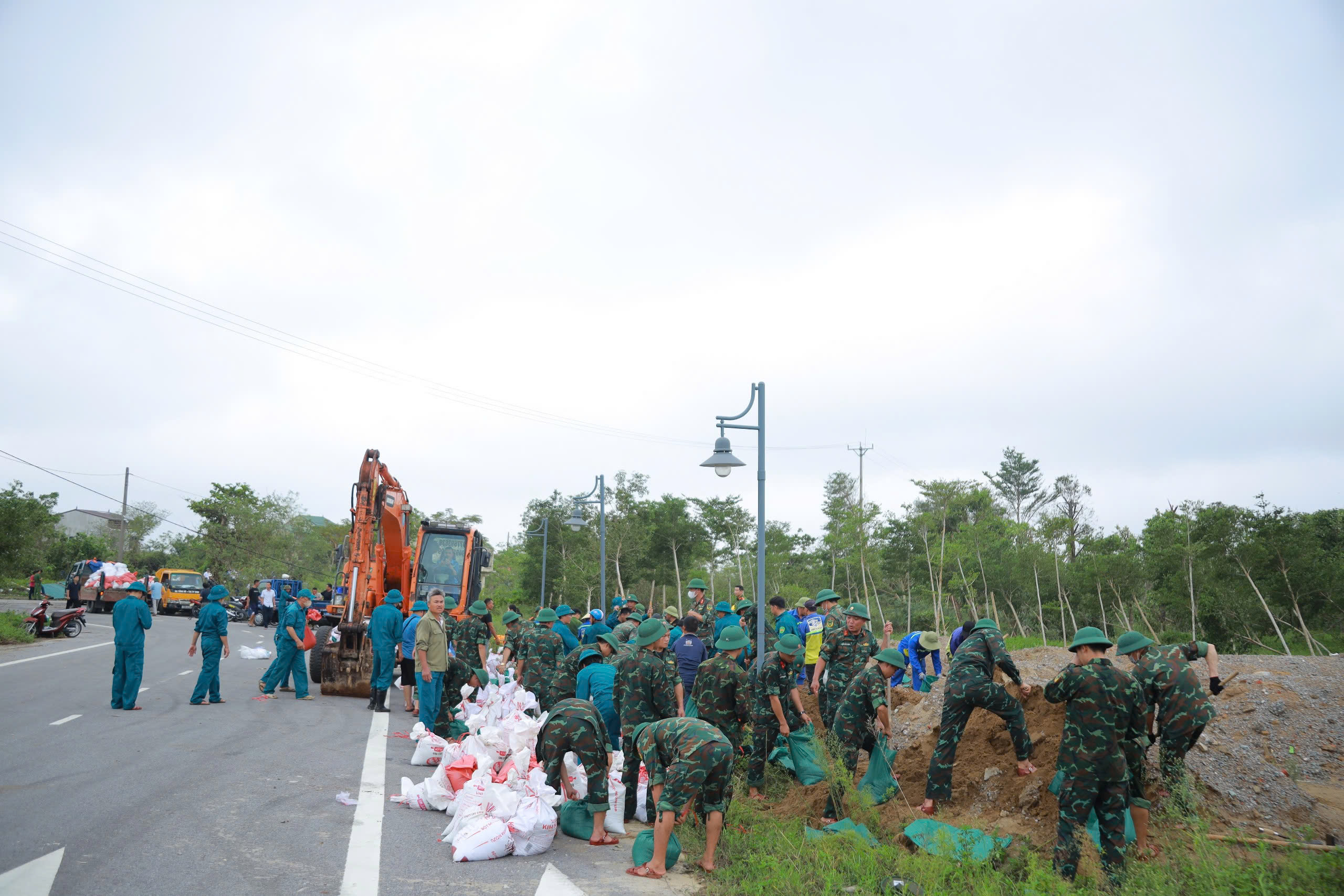 Vỡ đê sông Vinh, hàng trăm người ứng cứu- Ảnh 3.