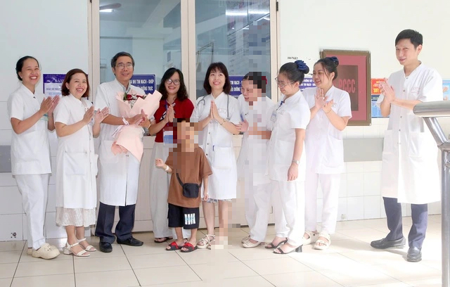 Bác sĩ Bệnh viện T.Ư Huế bít rò động - tĩnh mạch phổi qua da thành công- Ảnh 3.
