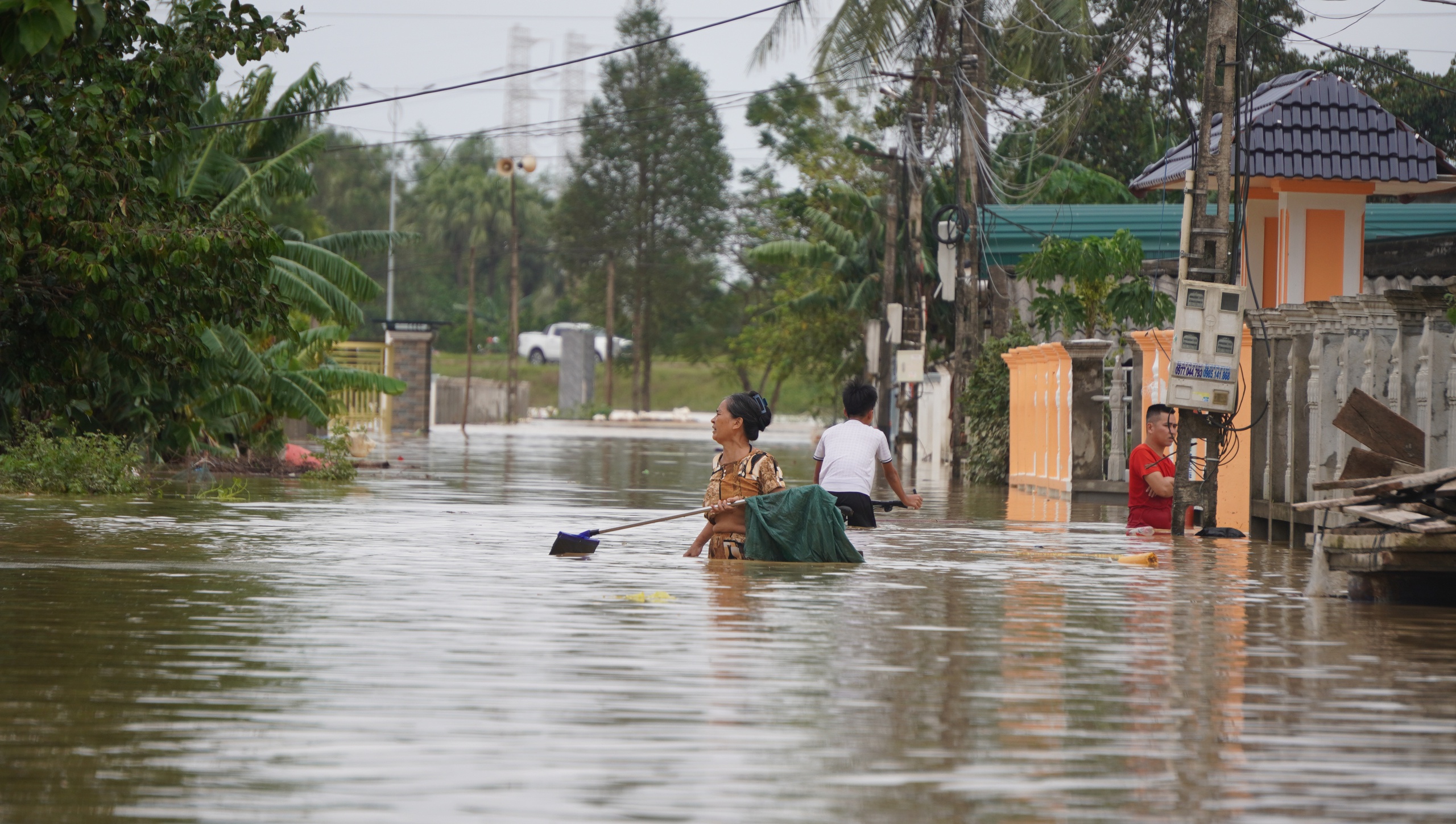 Hơn 15 . 000 Nhà dân ở thanh hóa chìm trong biển nước do mưa lũ - Ảnh 9.