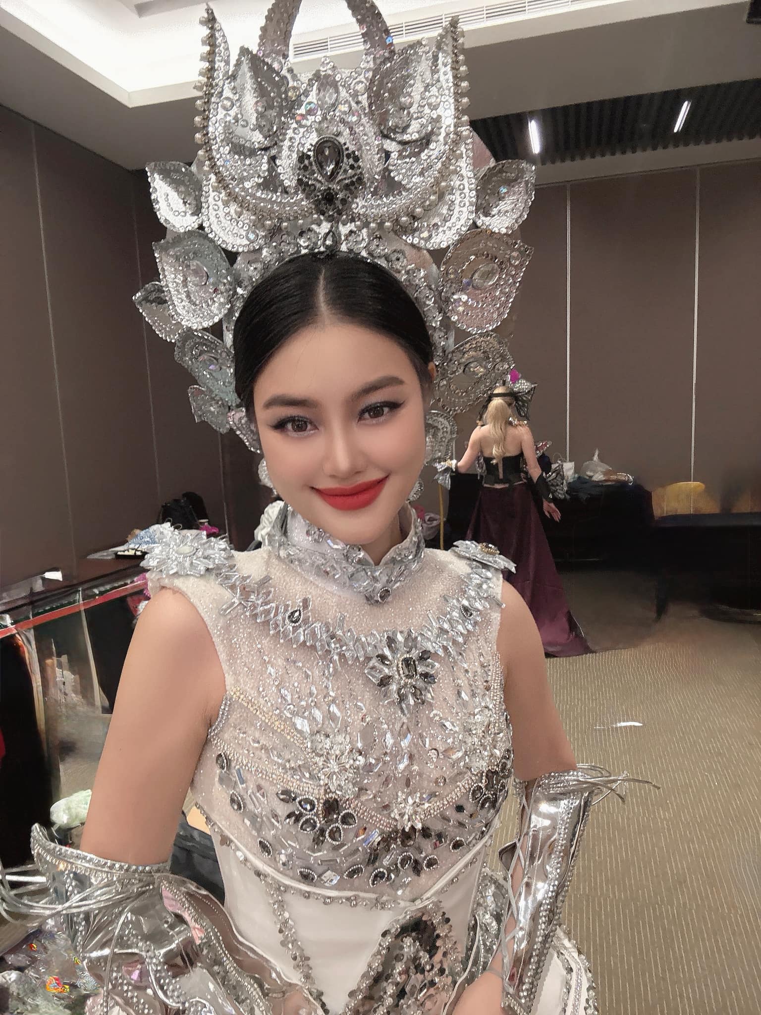 - Ảnh 1. Thi hoa hậu ở Philippines, người đẹp Việt nói gì khi động đất xảy ra? - Ảnh 1.