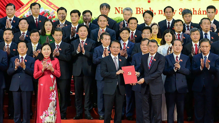 លោក Dang Xuan Phong កាន់តំណែងជាលេខាគណៈកម្មាធិការបក្សខេត្ត Ninh Binh សម្រាប់អាណត្តិឆ្នាំ ២០២៥ - ២០៣០ - រូបថត ២. Đặng Xuân Phong giữ chức Bí thư tỉnh ủy Ninh Bình nhiệm kỳ 2025 - 2030 - Ảnh 2.