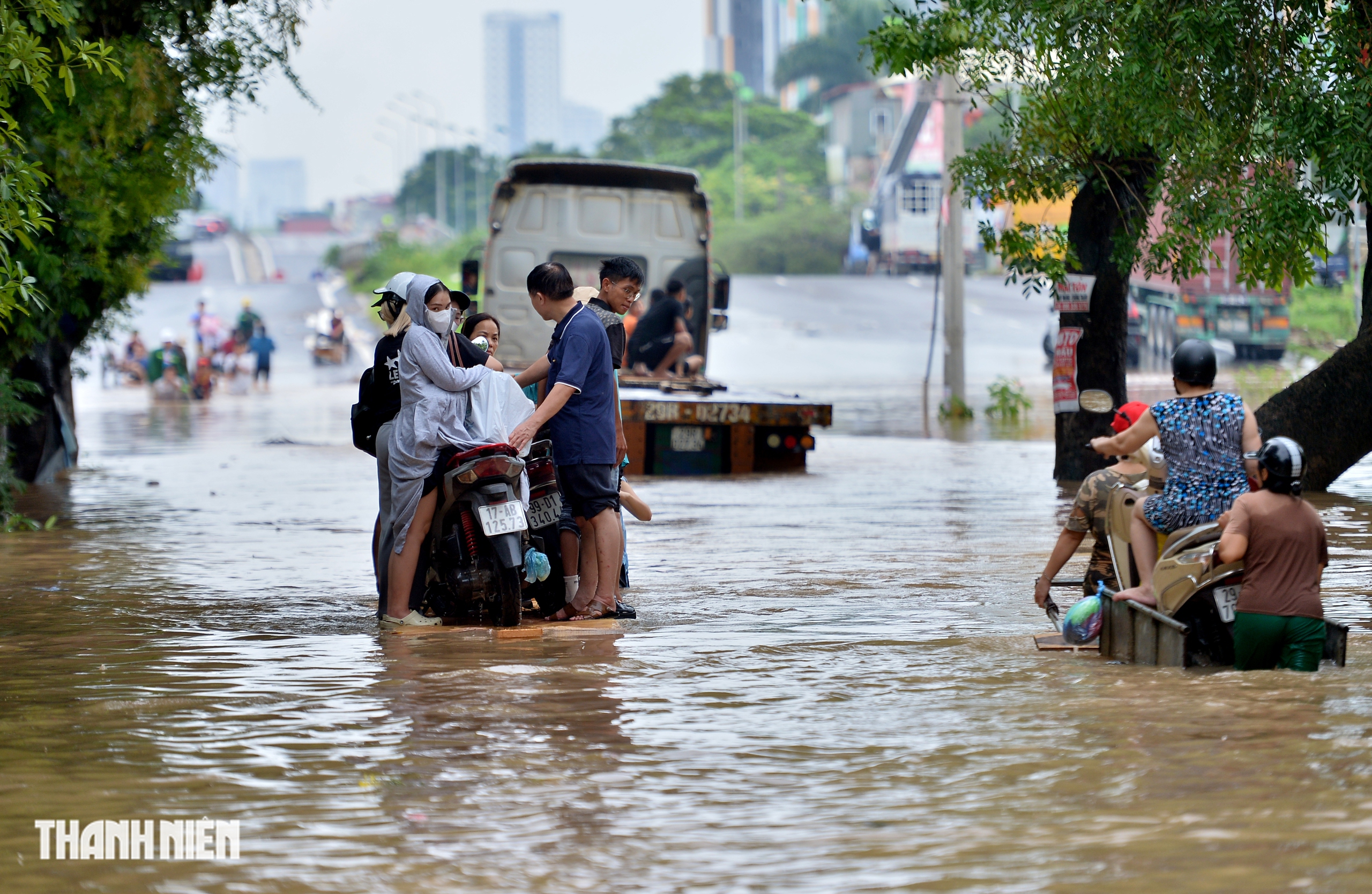 Dịch vụ xe k&eacute;o 'c&otilde;ng' xe m&aacute;y qua biển nước 'hốt bạc' - Ảnh 4.