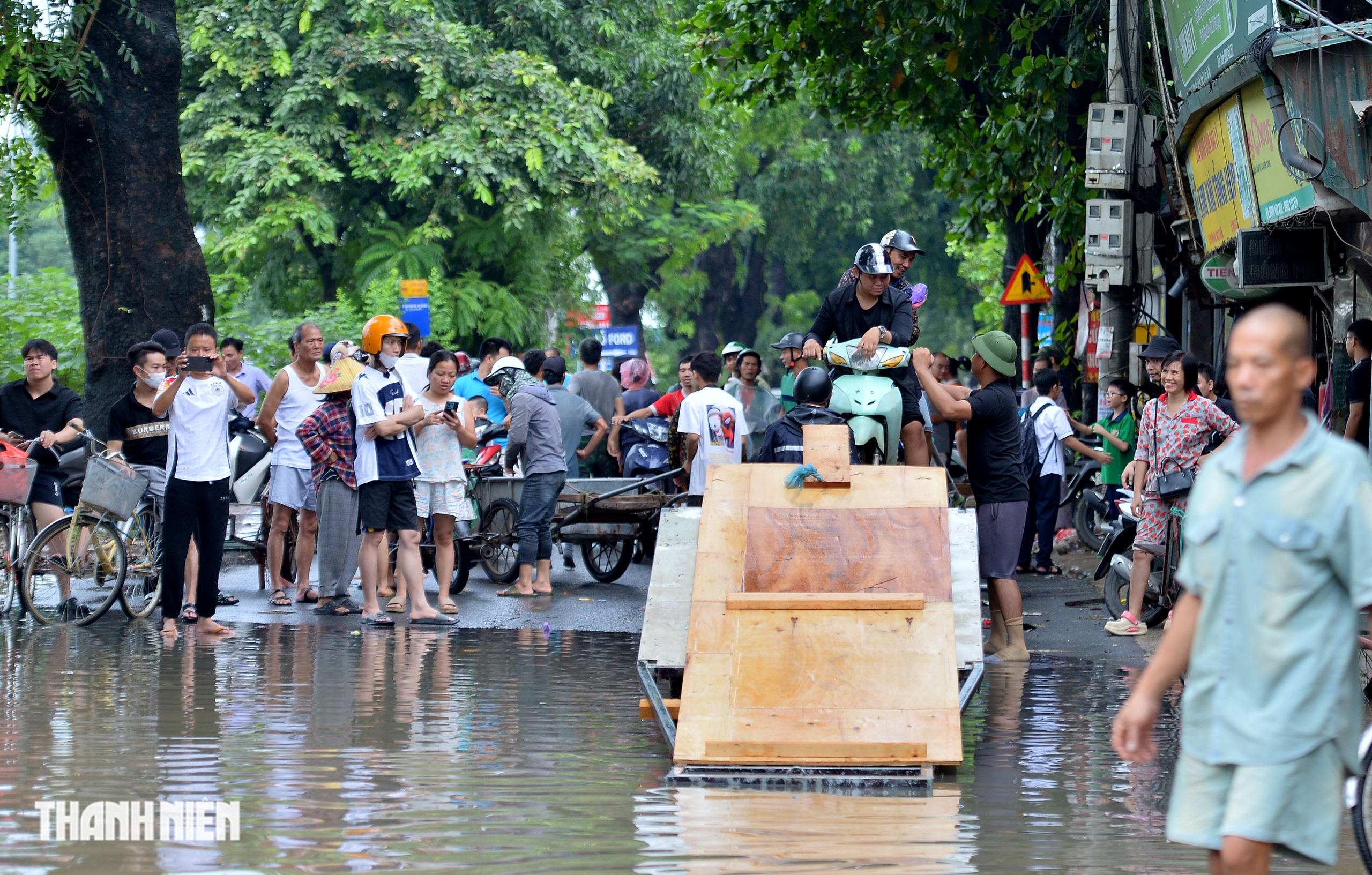 Dịch vụ xe k&eacute;o 'c&otilde;ng' xe m&aacute;y qua biển nước 'hốt bạc' - Ảnh 3.
