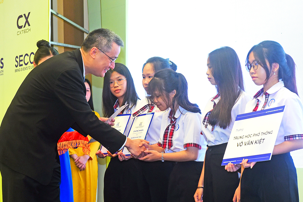 Gần 8,8 tỷ đồng học bổng Đinh Thiện Lý sẽ được trao tặng trong năm 2025 - Ảnh 1.