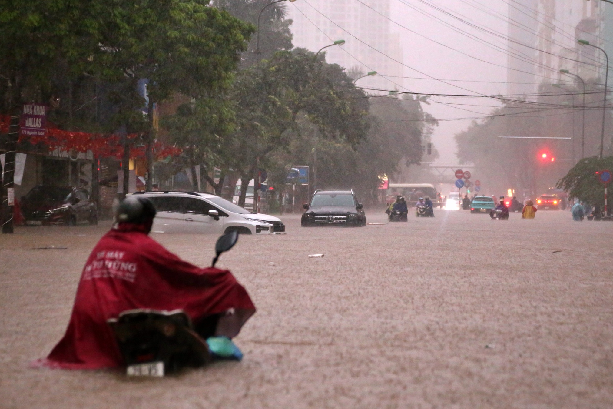 Hà Nội 'ngập khắp nơi', Sở Xây dựng 'mong người dân thông cảm' - Ảnh 1.