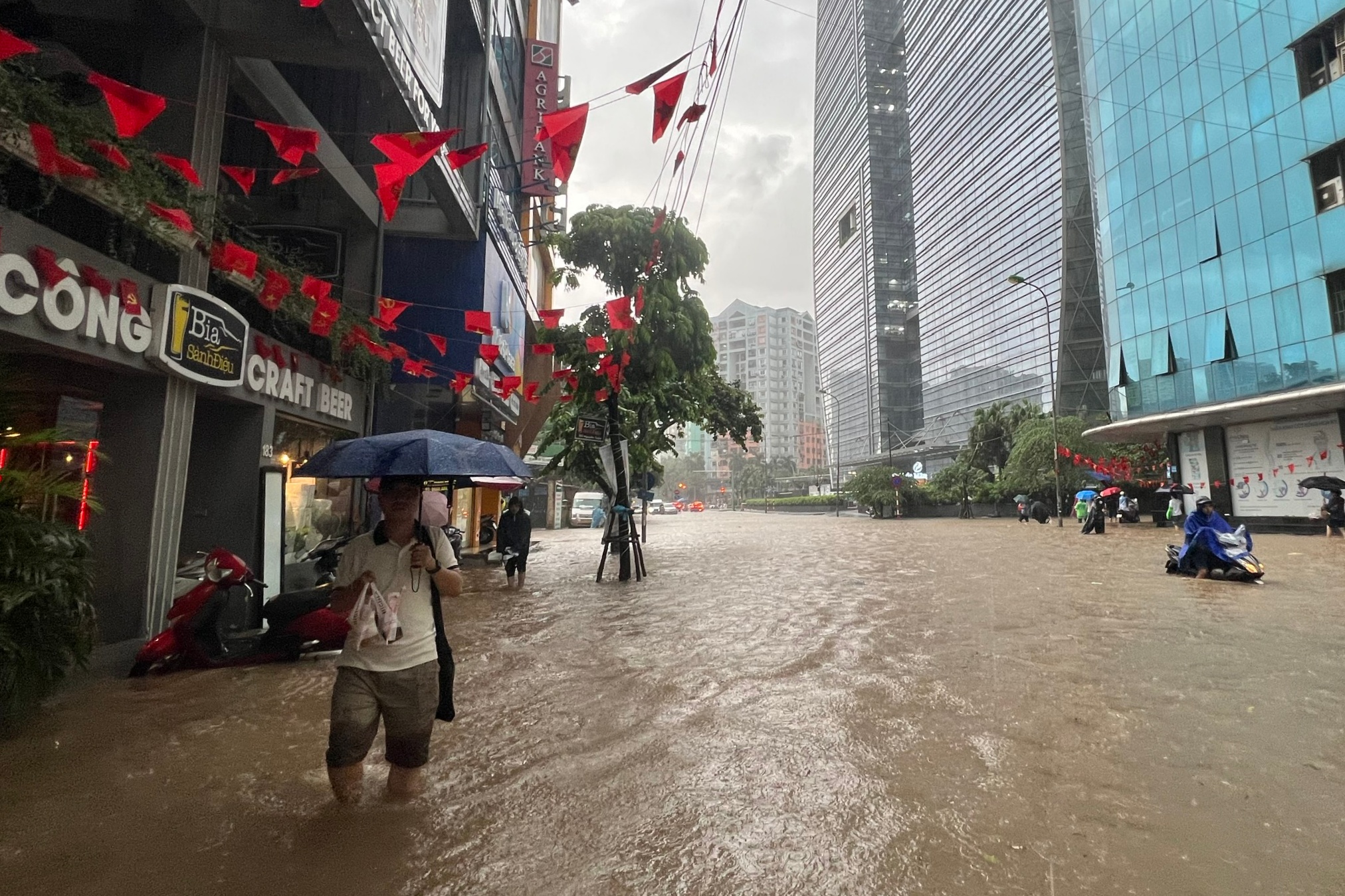 Hà Nội 'ngập khắp nơi', Sở Xây dựng 'mong người dân thông cảm' - Ảnh 2.