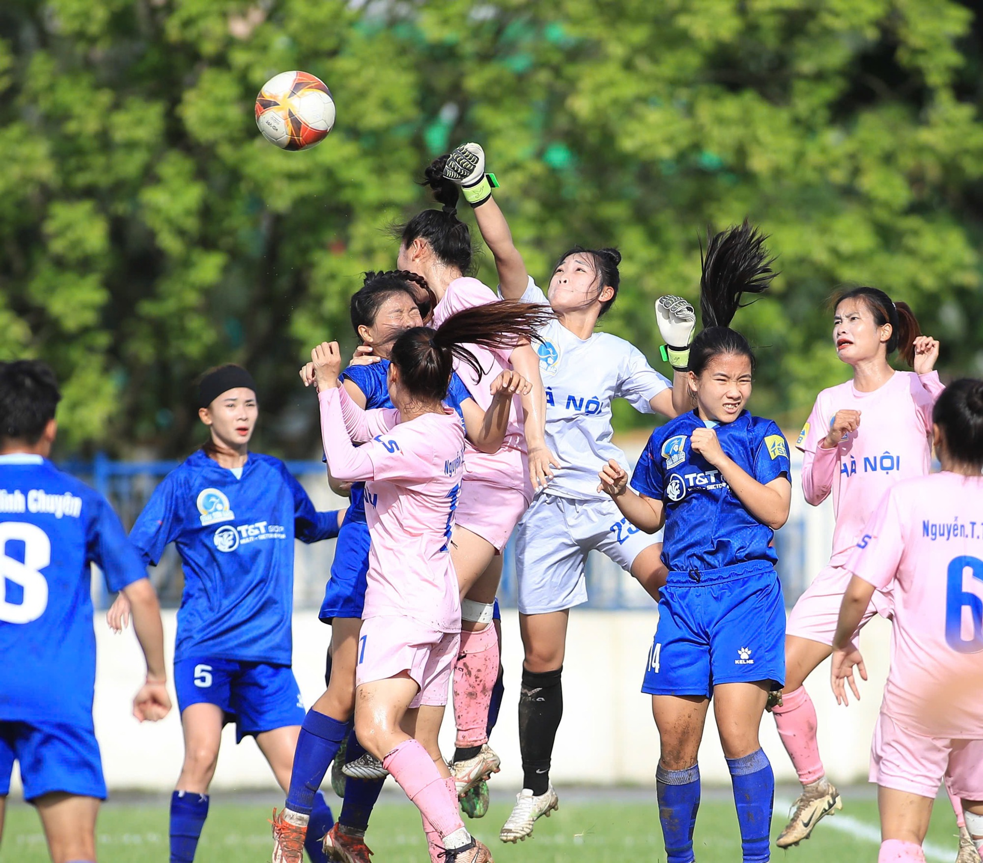 Bich Thuy ជួយក្រុមចាស់របស់នាង TP.HCM ខ្ញុំទទួលបានចំណាត់ថ្នាក់កំពូលពីទីក្រុងហាណូយ - រូបថត ១. Bích Thùy giúp đội bóng cũ TP.HCM I lấy ngôi đầu từ Hà Nội - Ảnh 1.