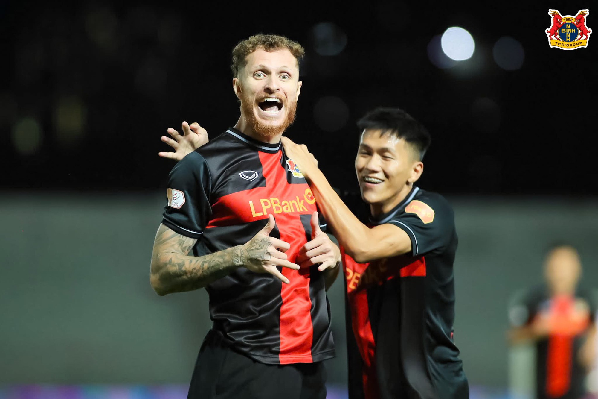 លោក គឹម សាងស៊ីក រង់ចាំគ្រឿងផ្សំពិសេស - រូបថត ២. Ông Kim Sang-sik chờ nguyên liệu hảo hạng- Ảnh 2.