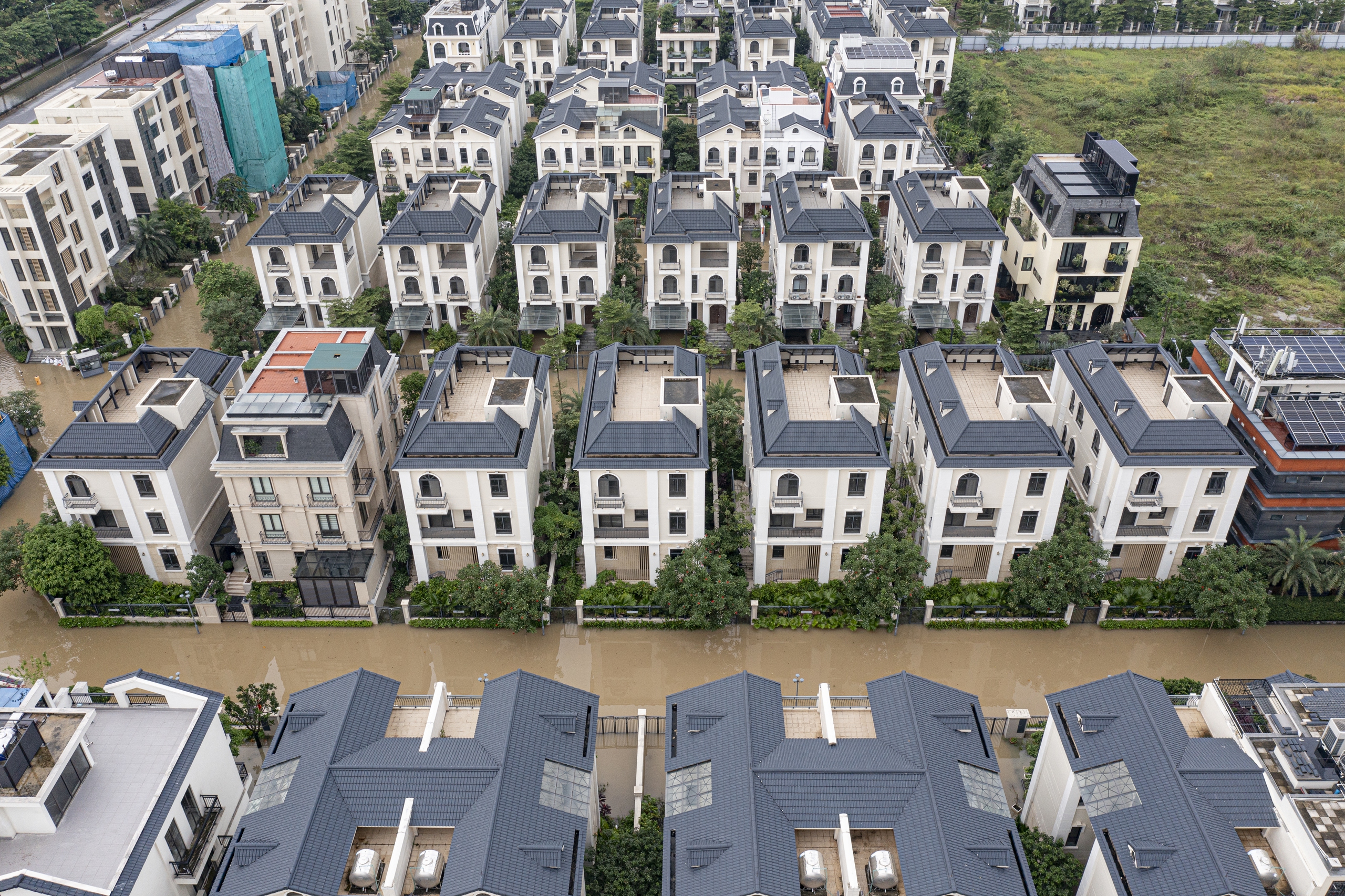 Nước ngập 'bao vây' khu biệt thự triệu đô ở Hà Nội  - Ảnh 2.