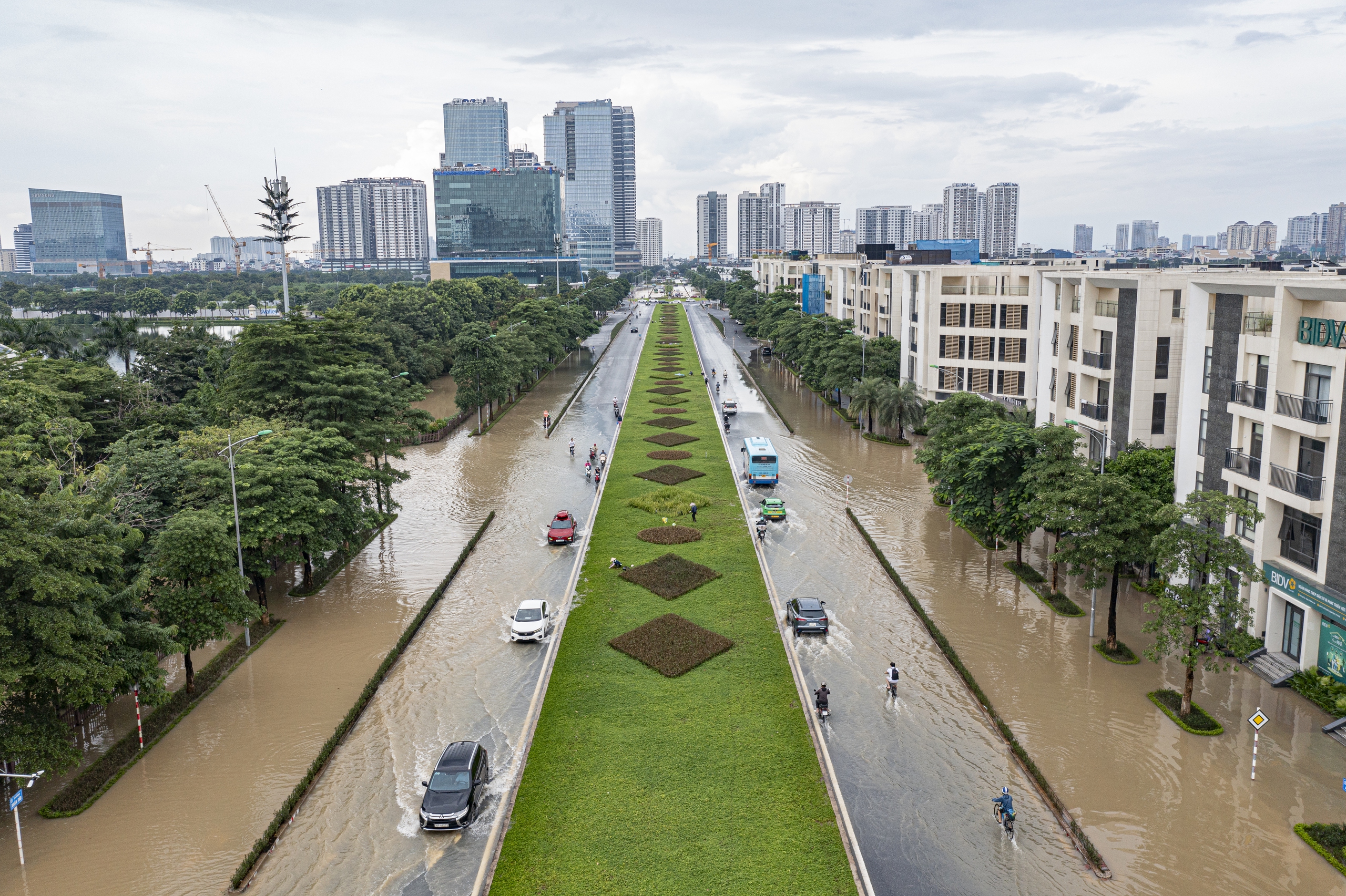 Nước ngập 'bao vây' khu biệt thự triệu đô ở Hà Nội  - Ảnh 1.