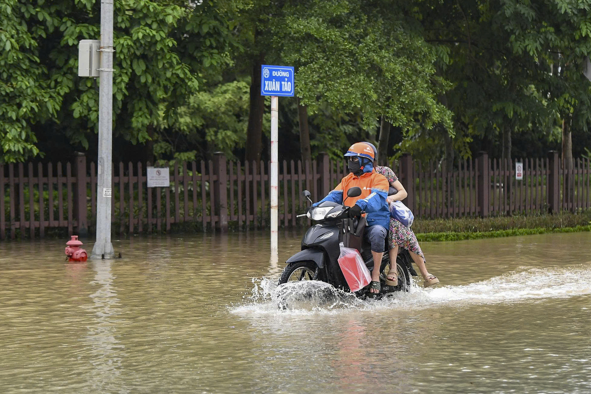 Nước ngập 'bao vây' khu biệt thự triệu đô ở Hà Nội  - Ảnh 6.