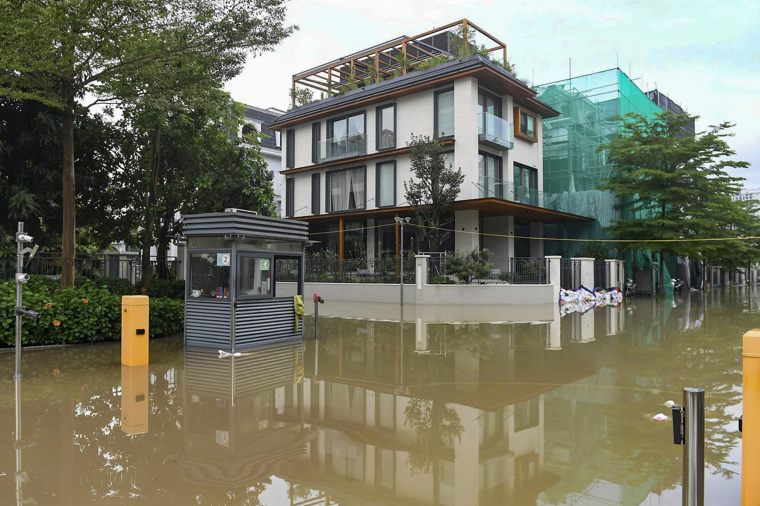 Nước ngập 'bao vây' khu biệt thự triệu đô ở Hà Nội  - Ảnh 4.