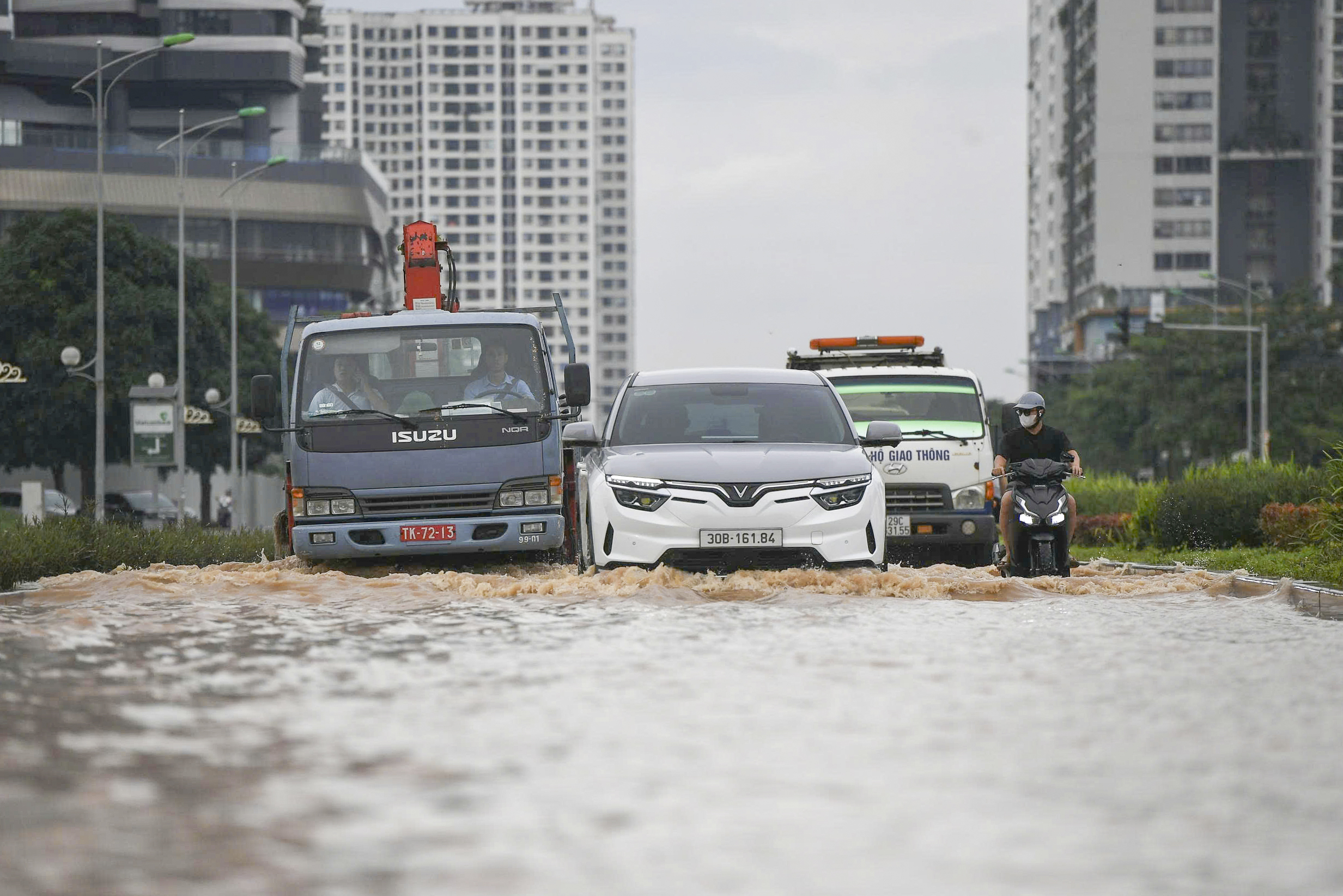 Nước ngập 'bao vây' khu biệt thự triệu đô ở Hà Nội  - Ảnh 7.