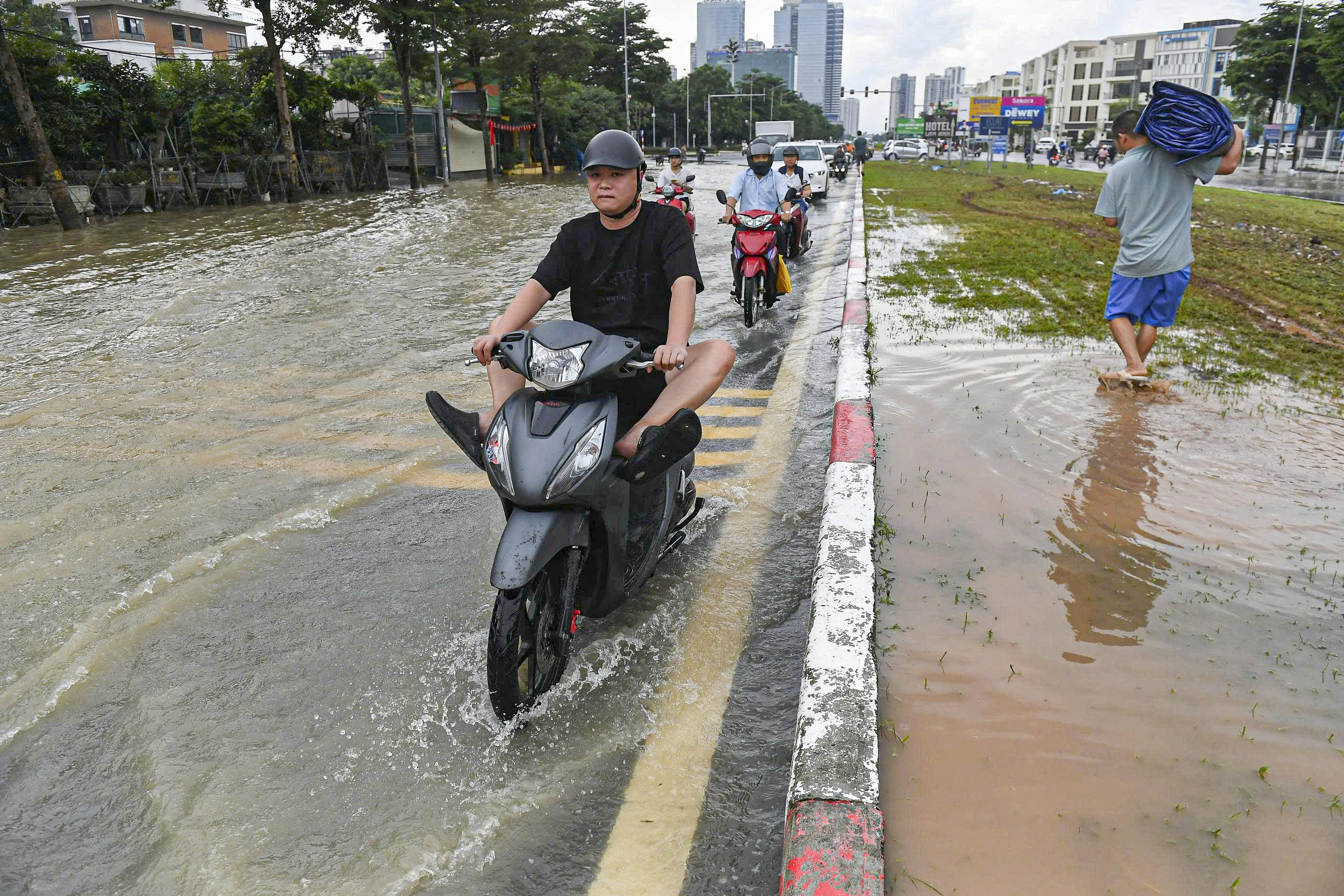 Nước ngập 'bao vây' khu biệt thự triệu đô ở Hà Nội  - Ảnh 5.