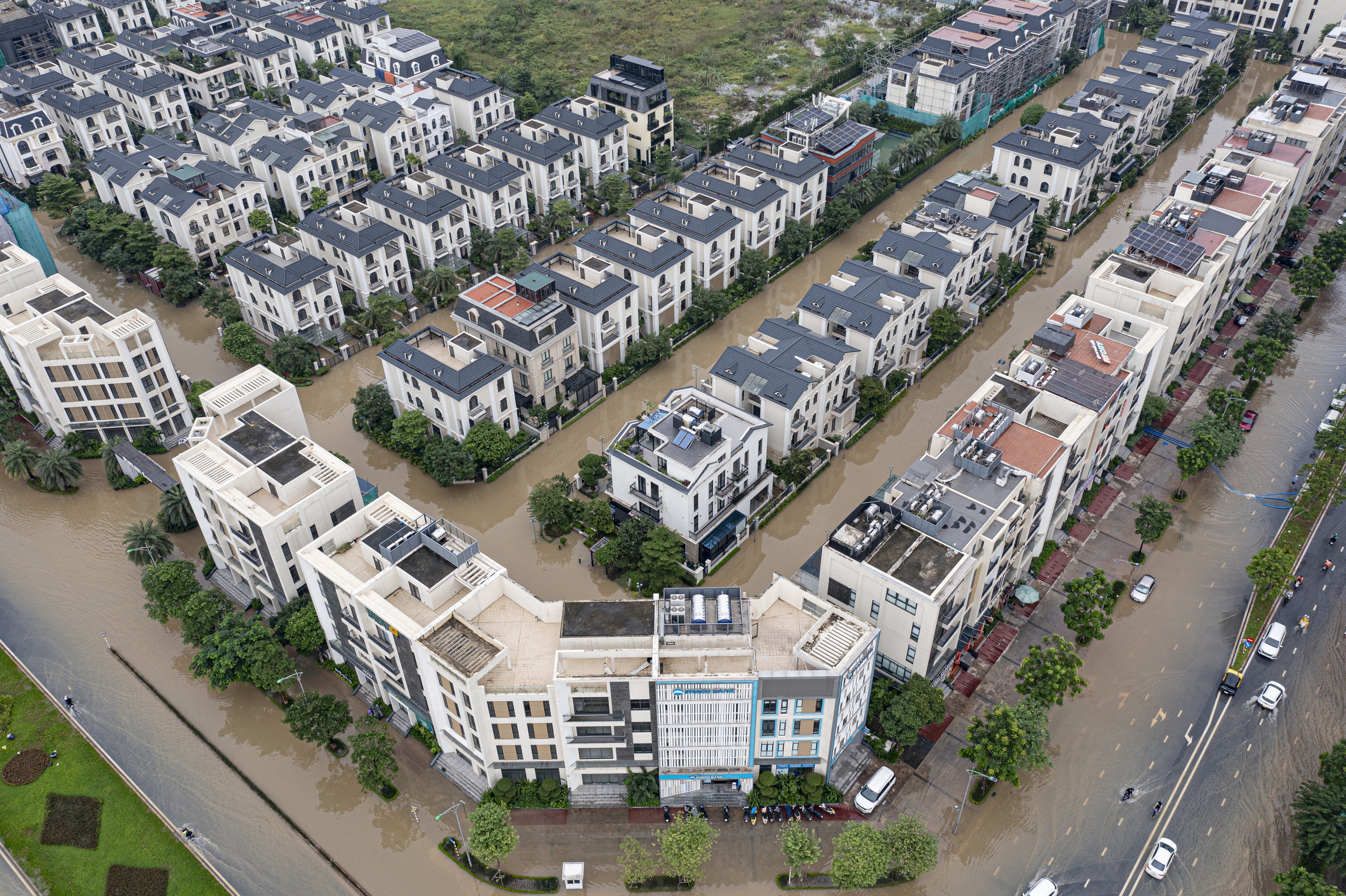 Nước ngập 'bao vây' khu biệt thự triệu đô ở Hà Nội  - Ảnh 3.