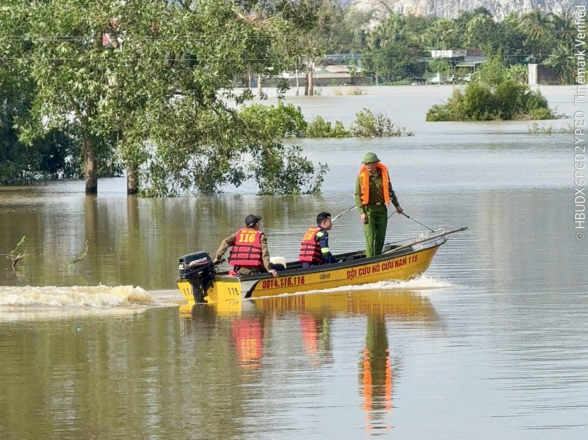 Đi ngược vào vùng lũ cứu trợ người dân thanh hóa trong bão số 10 - Ảnh 2.