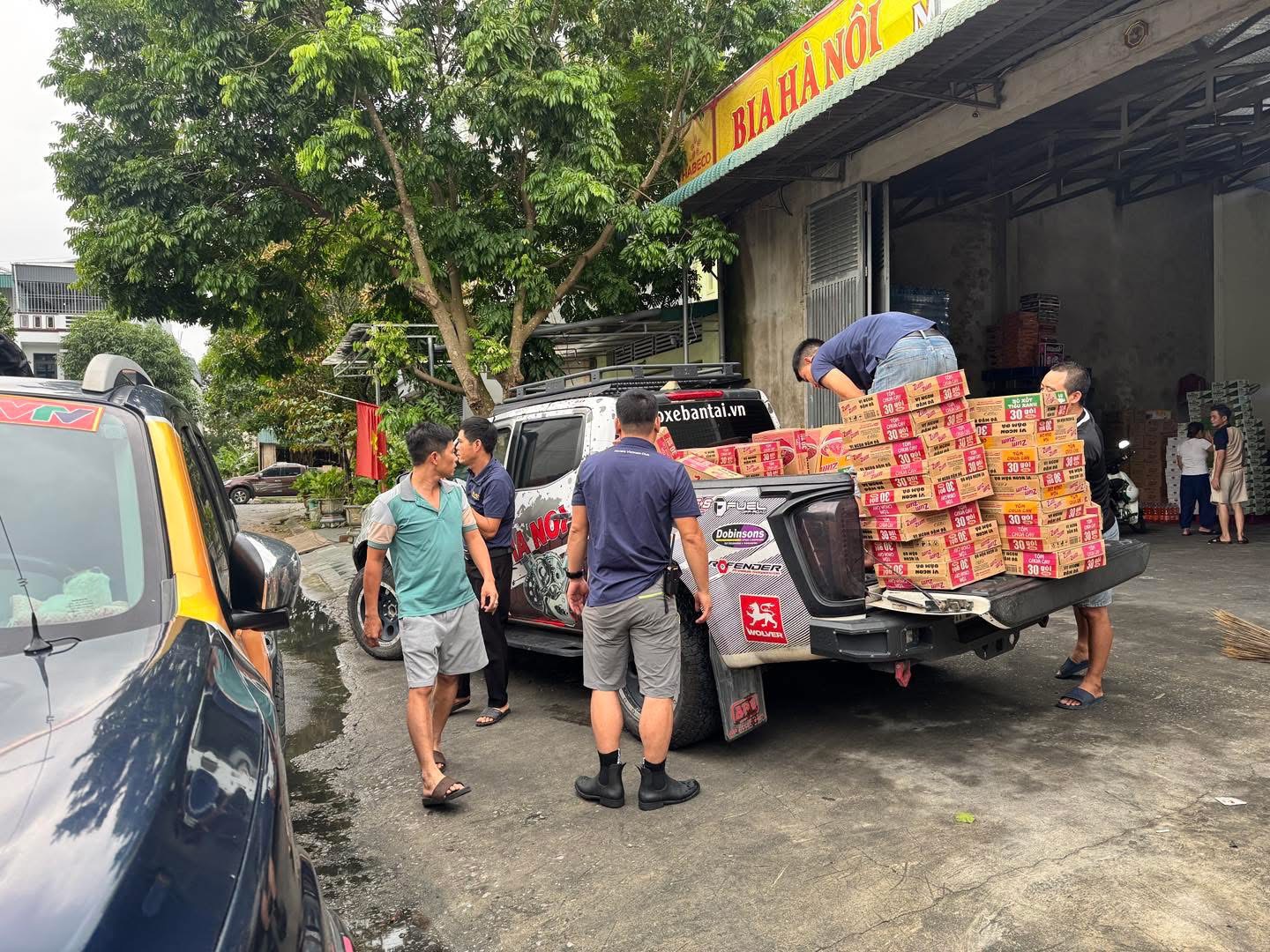 Đi ngược vào vùng lũ cứu trợ người dân thanh hóa trong bão số 10 - Ảnh 3.