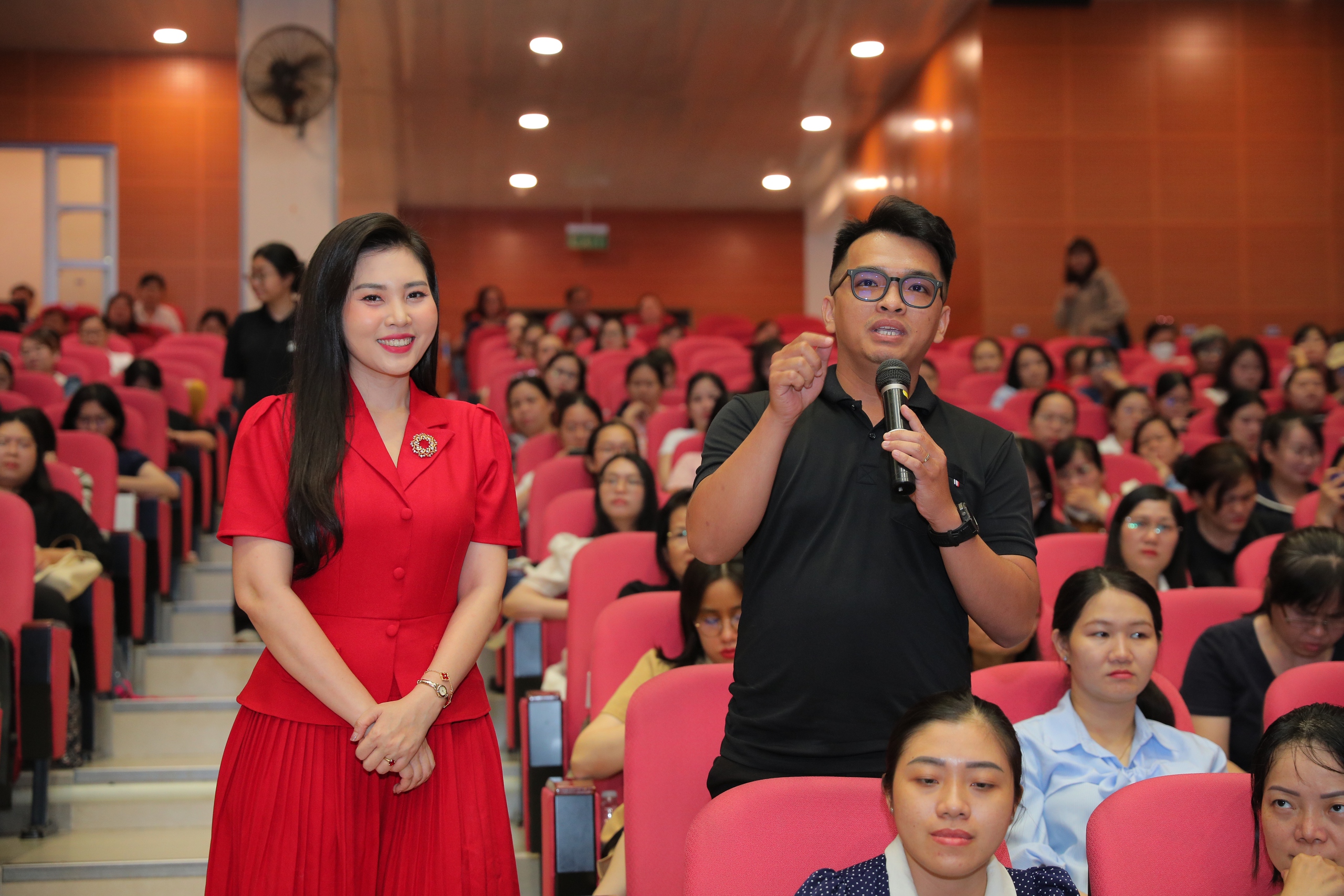 Giáo viên dạy, học ra sao để đón đầu xu thế dạy bằng tiếng Anh? - Ảnh 1.