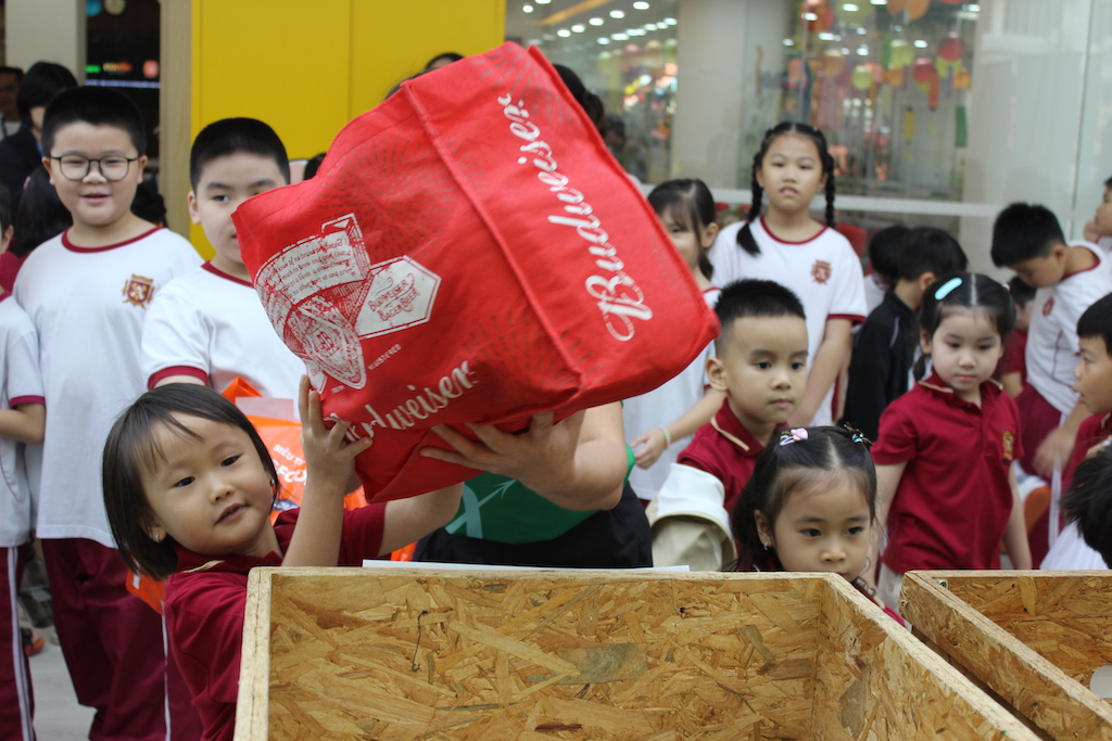 Hàng trăm bộ đồng phục học sinh cũ được thu gom, kéo dài vòng đời - Ảnh 2.