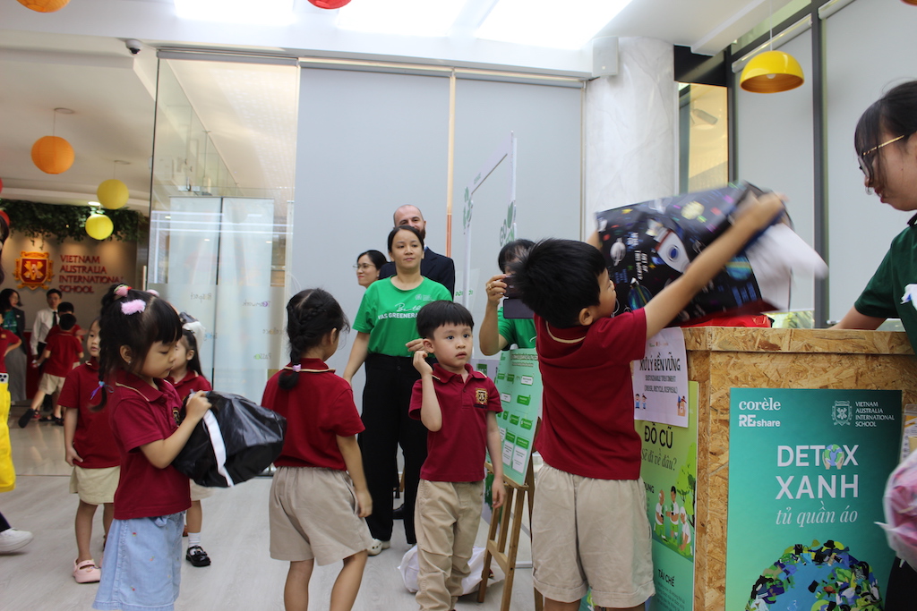 Hàng trăm bộ đồng phục học sinh cũ được thu gom, kéo dài vòng đời - Ảnh 7.