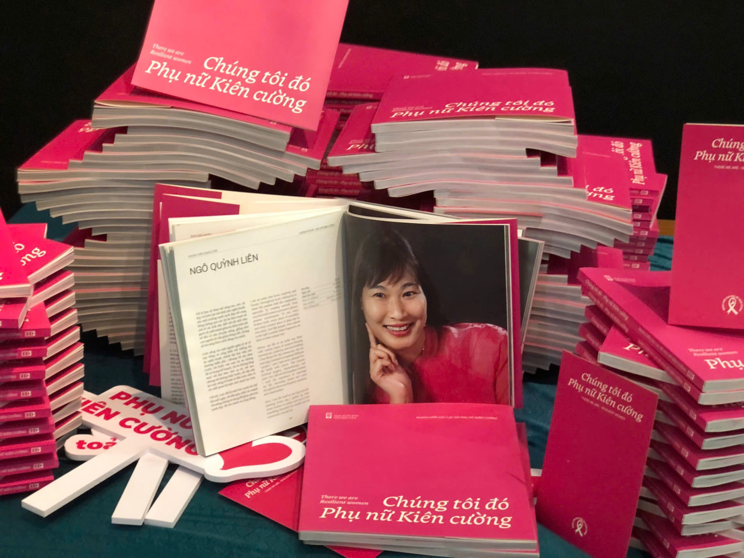 Họa sĩ Quỳnh Liên thắp sáng sắc hồng của nghệ thuật và nghị lực - Ảnh 1.